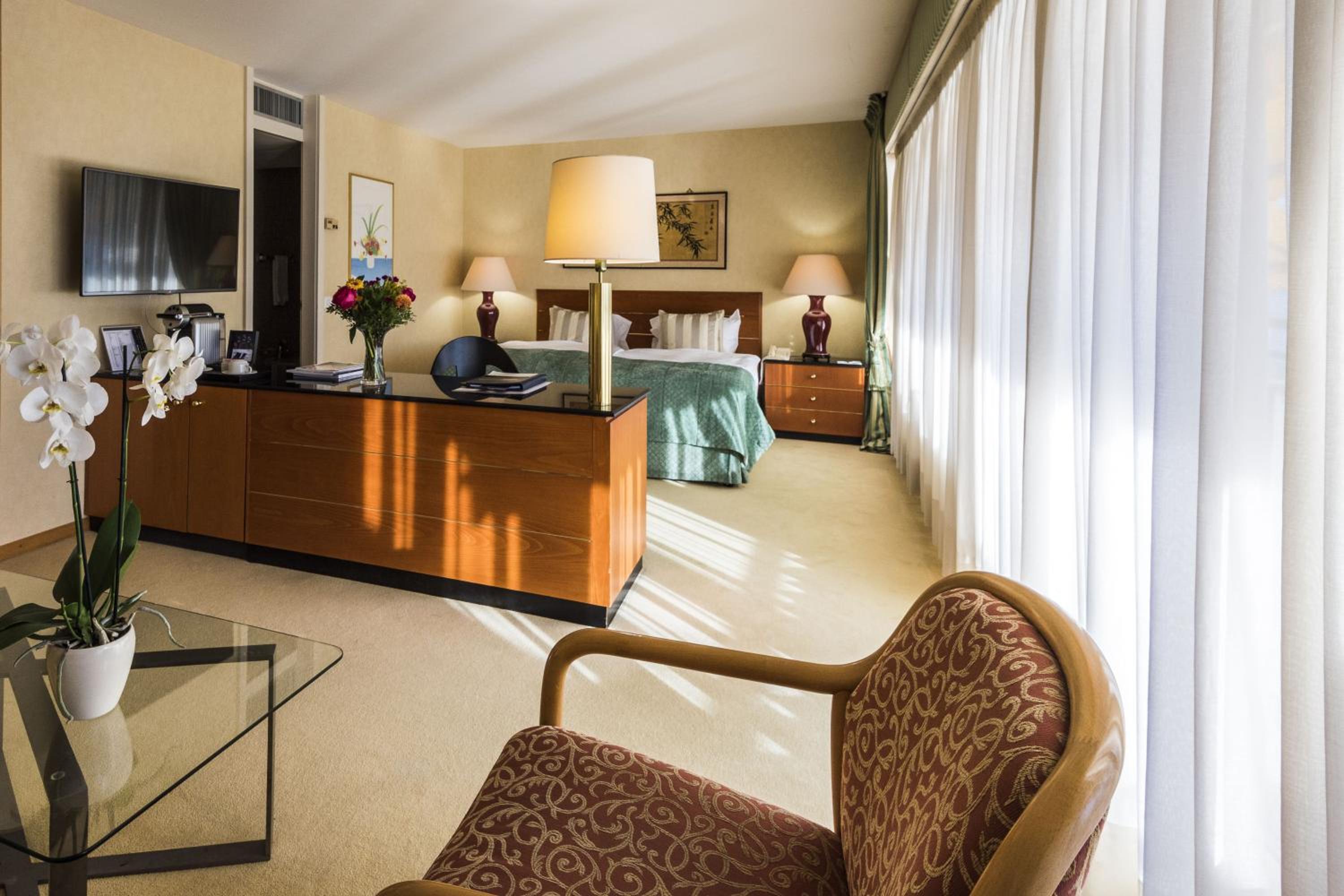 Junior Suite with Balcony and Lake View - Photo 1