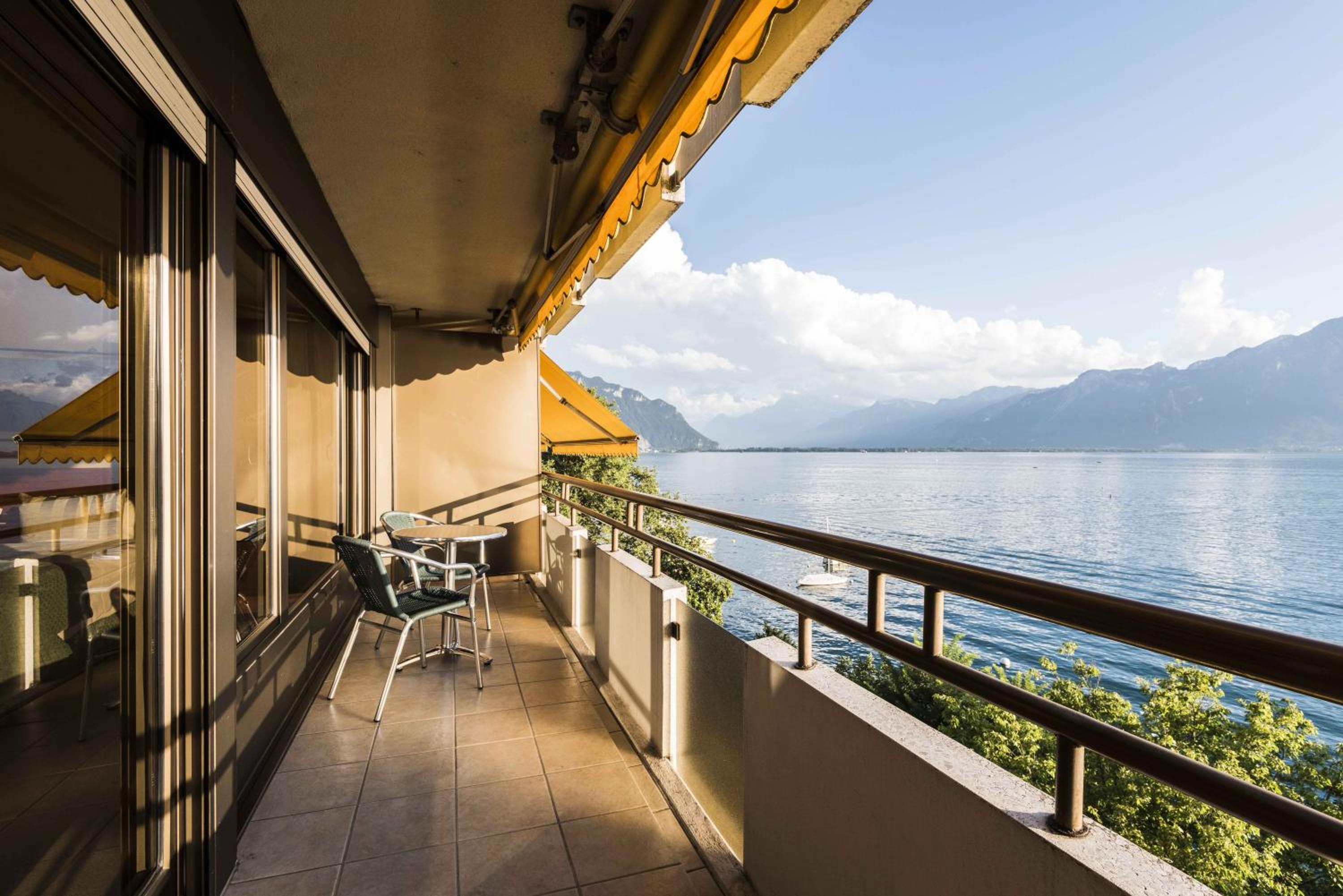 Junior Suite with Balcony and Lake View - Photo 4