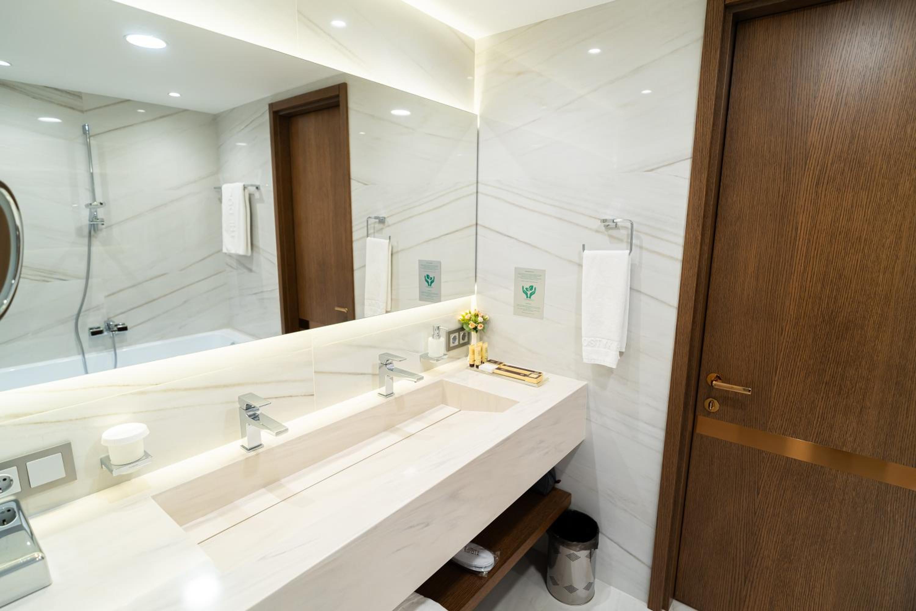 Deluxe Double Room with Bath photo 2