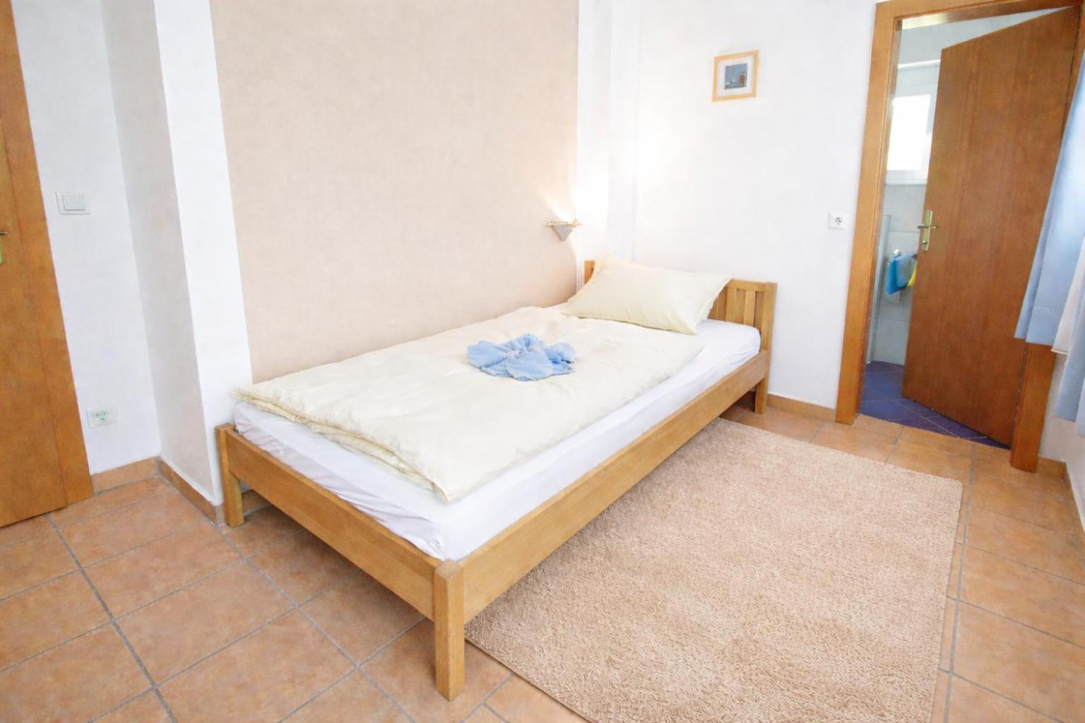 Small Single Room photo 3