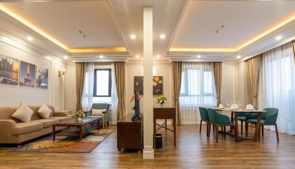 Deluxe One-Bedroom Apartment with City View photo 2