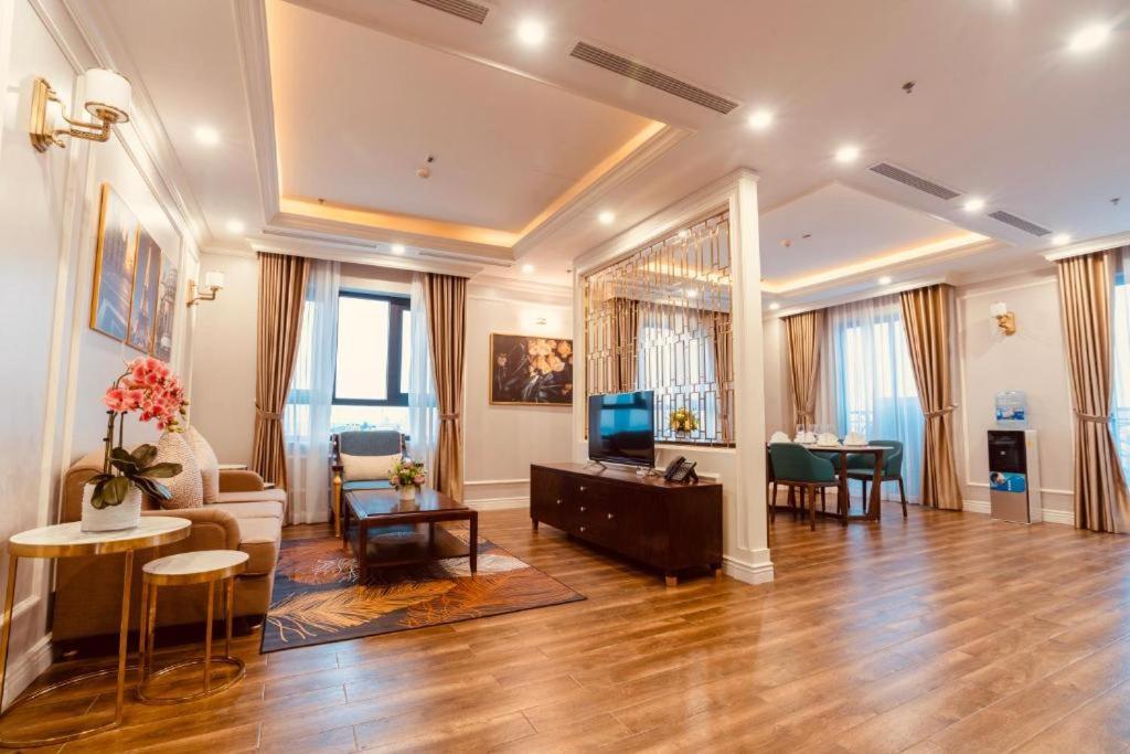Deluxe One-Bedroom Apartment with City View photo 3
