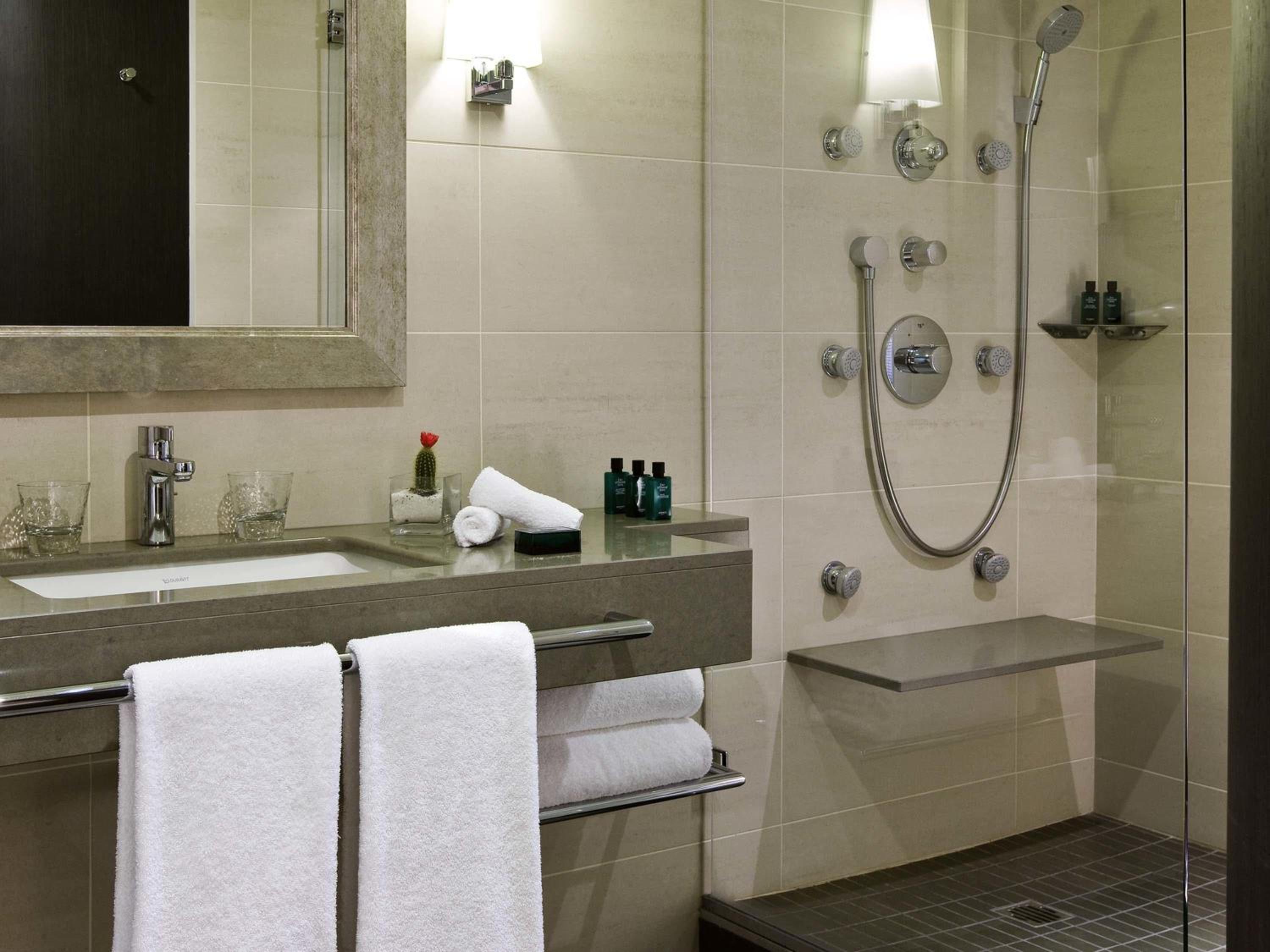 Luxury King Room with Old Port View and Spa/Gym Access photo 2