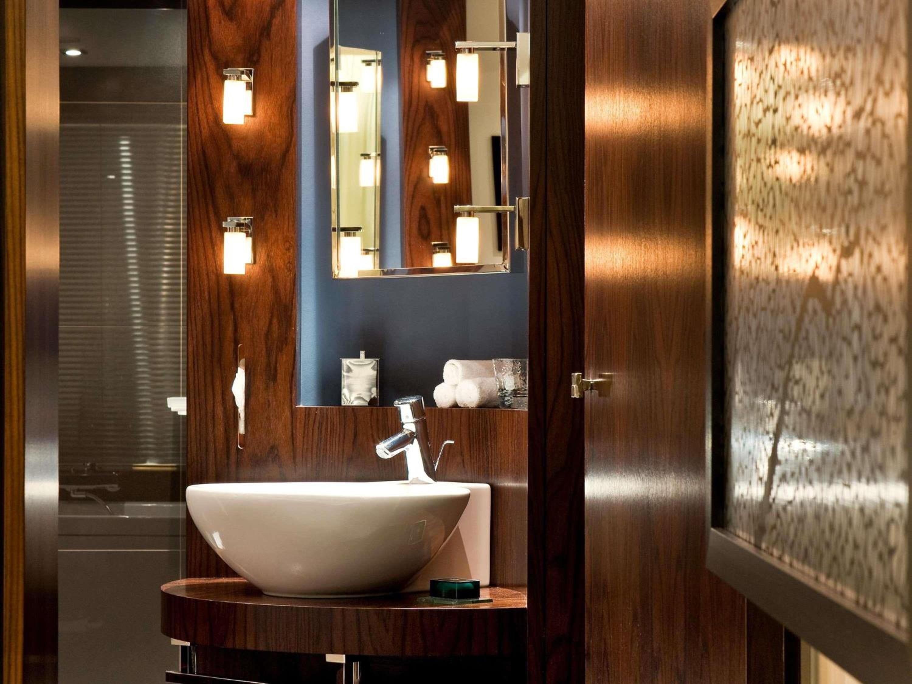 Prestige King Suite with Lounge Area and Spa Access – Top Floor