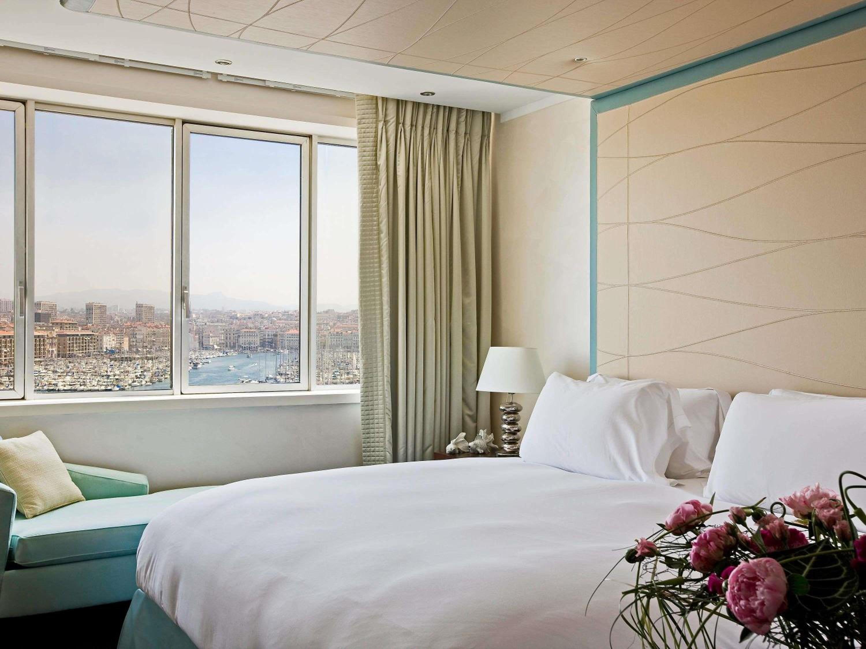 Prestige King Suite with Lounge Area and Spa Access – Top Floor