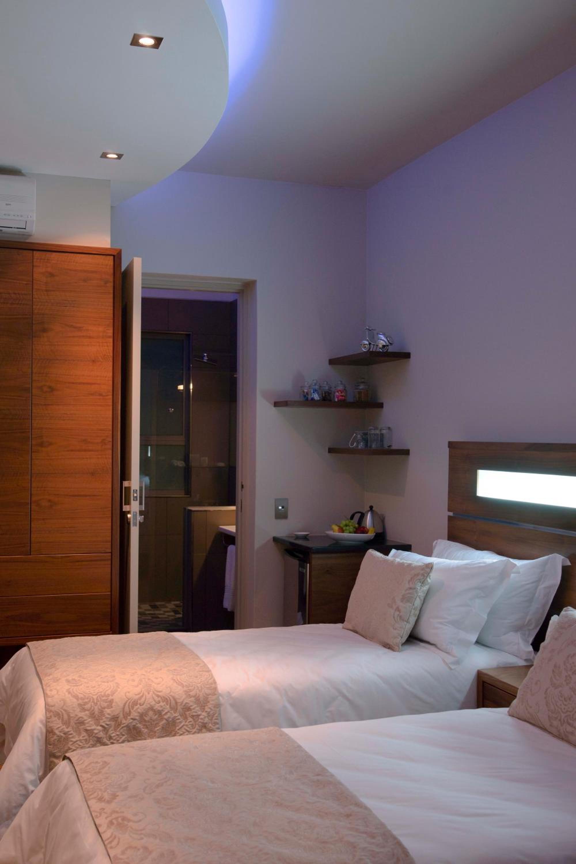 Twin Room with Private Bathroom photo 3