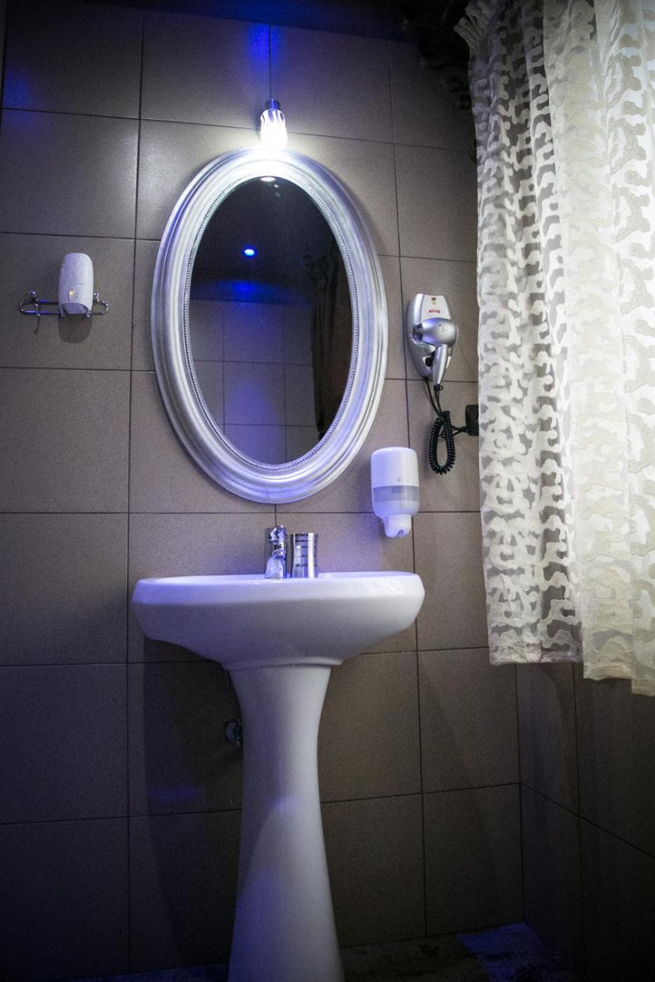 Double Room with Hot Tub - Photo 9