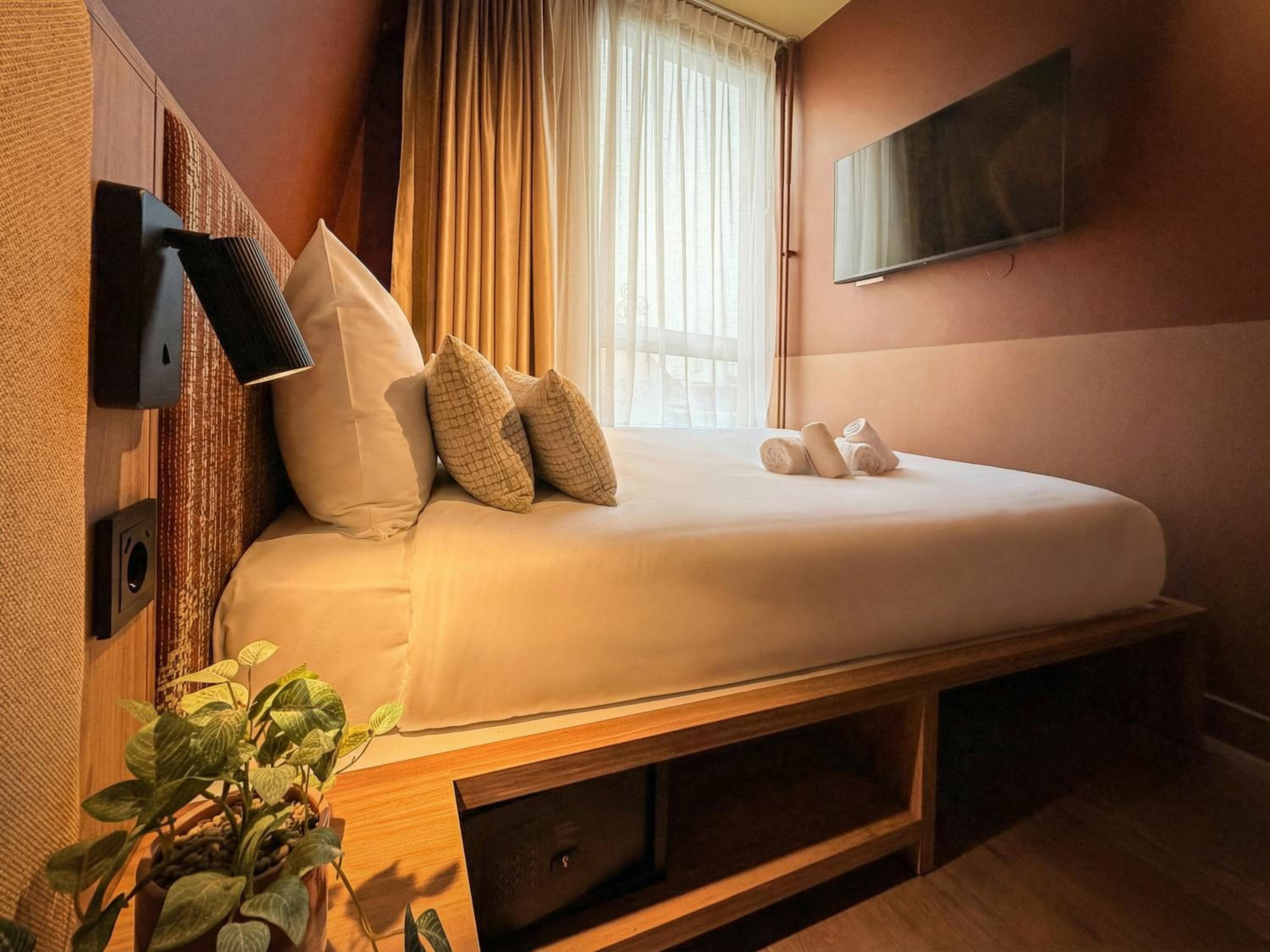 Large Double Room thumbnail 5