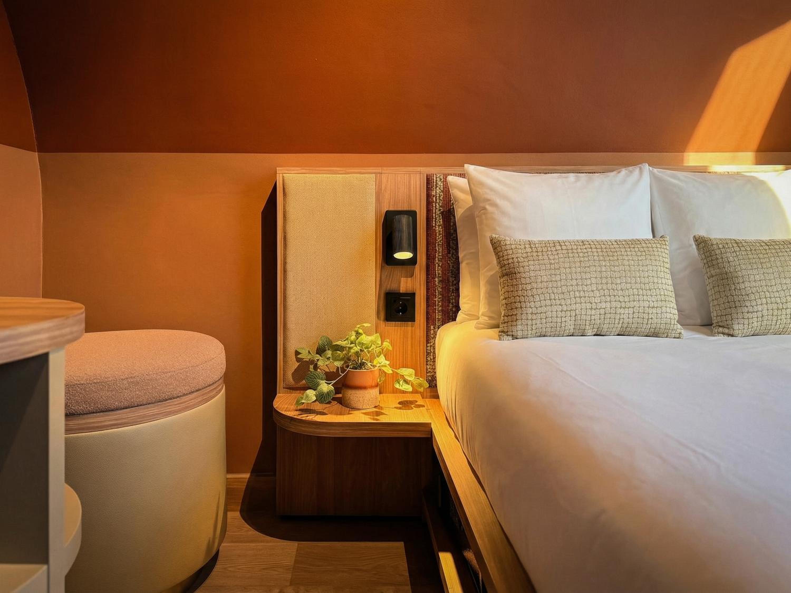 Large Double Room thumbnail 6
