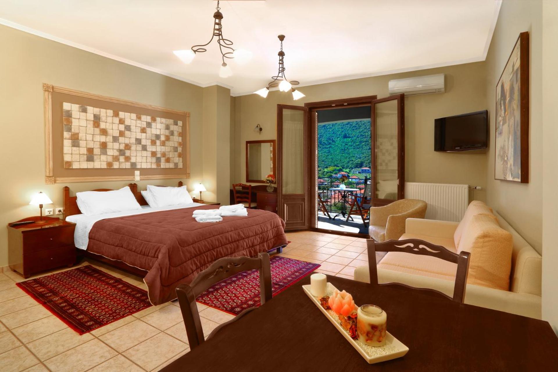 Family Room with Mountain View photo 2