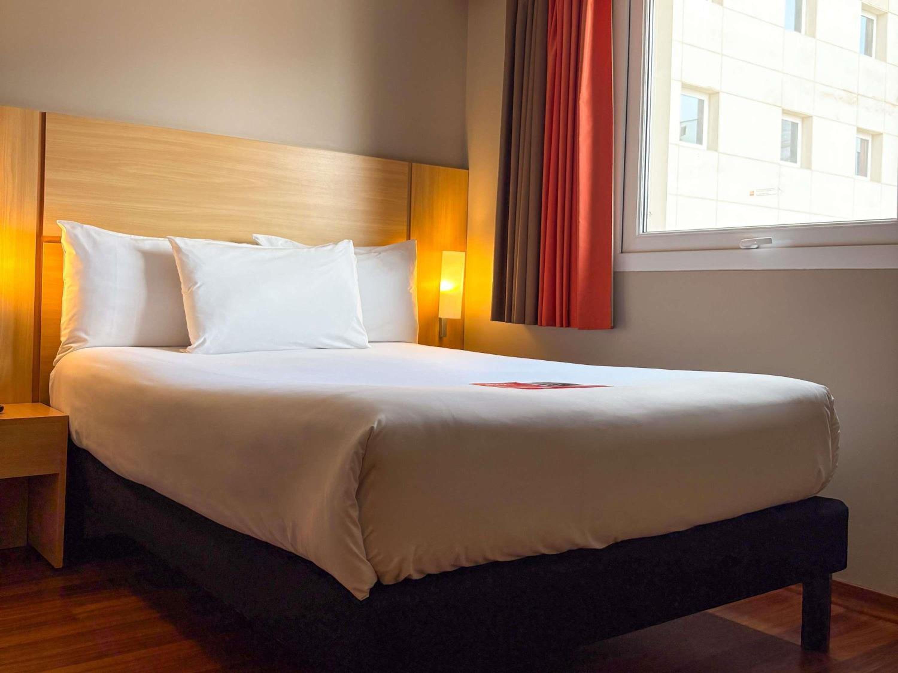 Standard Double Room - Disability Access - Photo 6