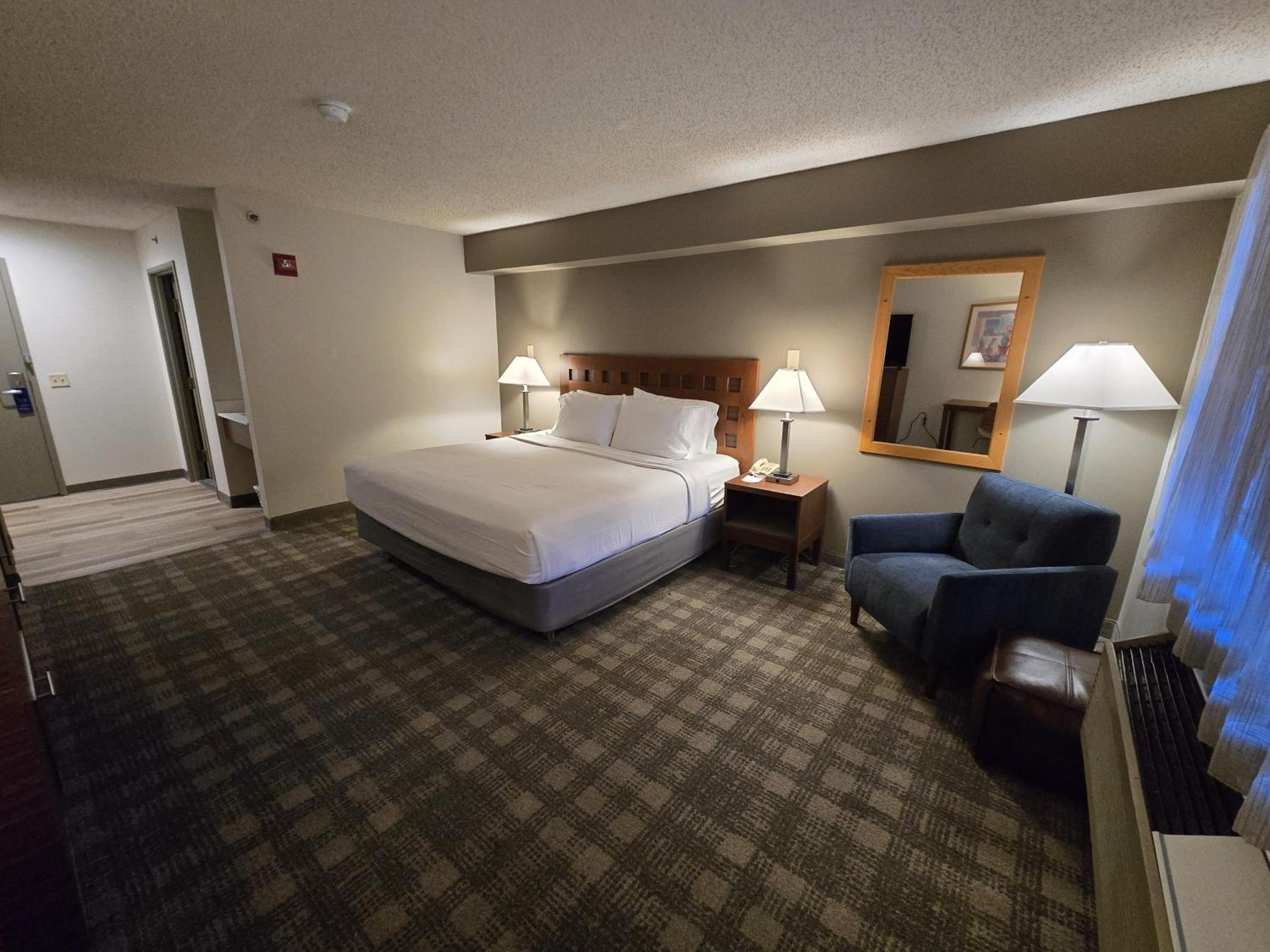King Room with Roll-in Shower - Disability Access/Non-Smoking - Photo 2