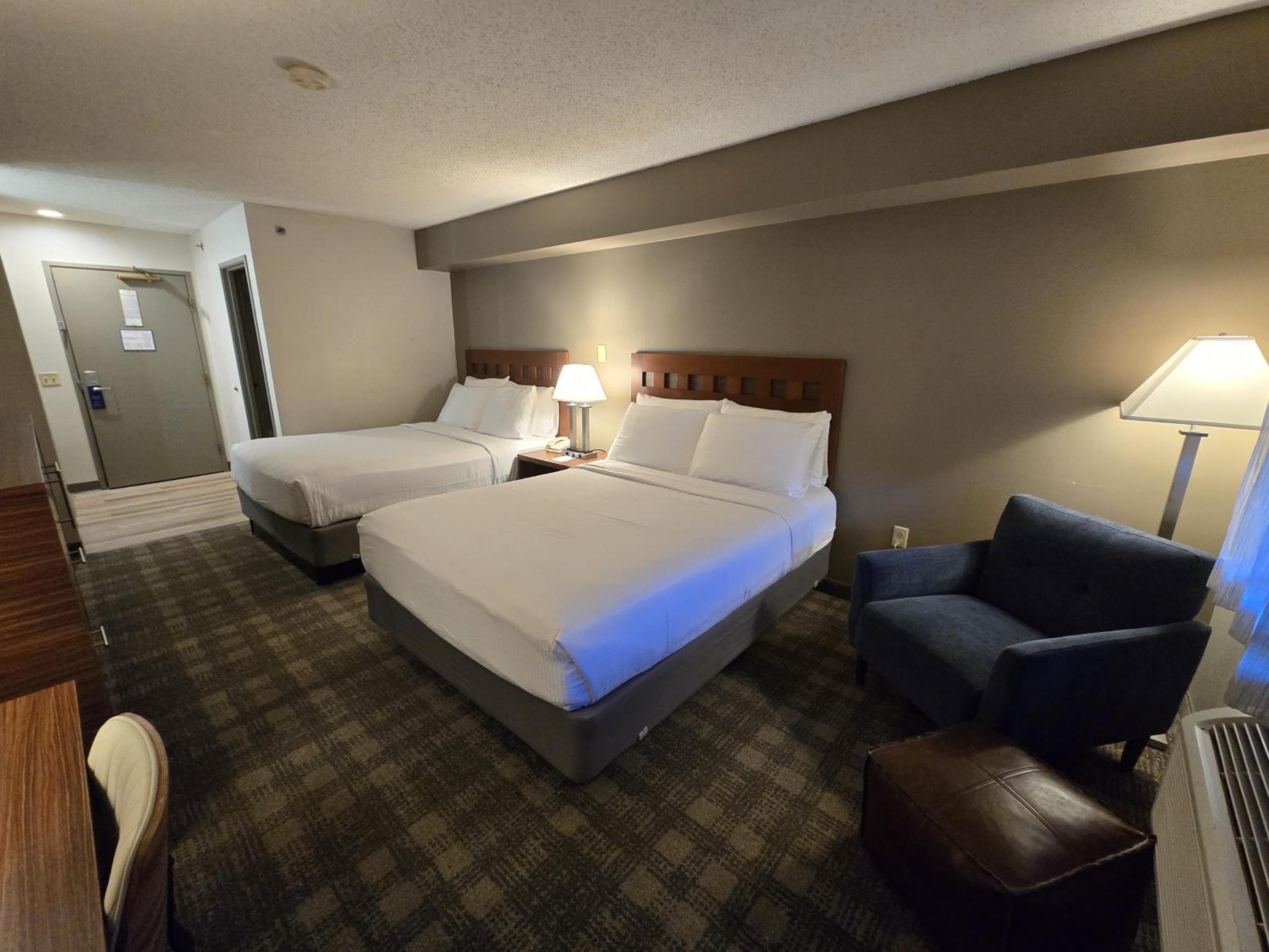Queen Room with Two Queen Beds - Non-Smoking - Photo 4