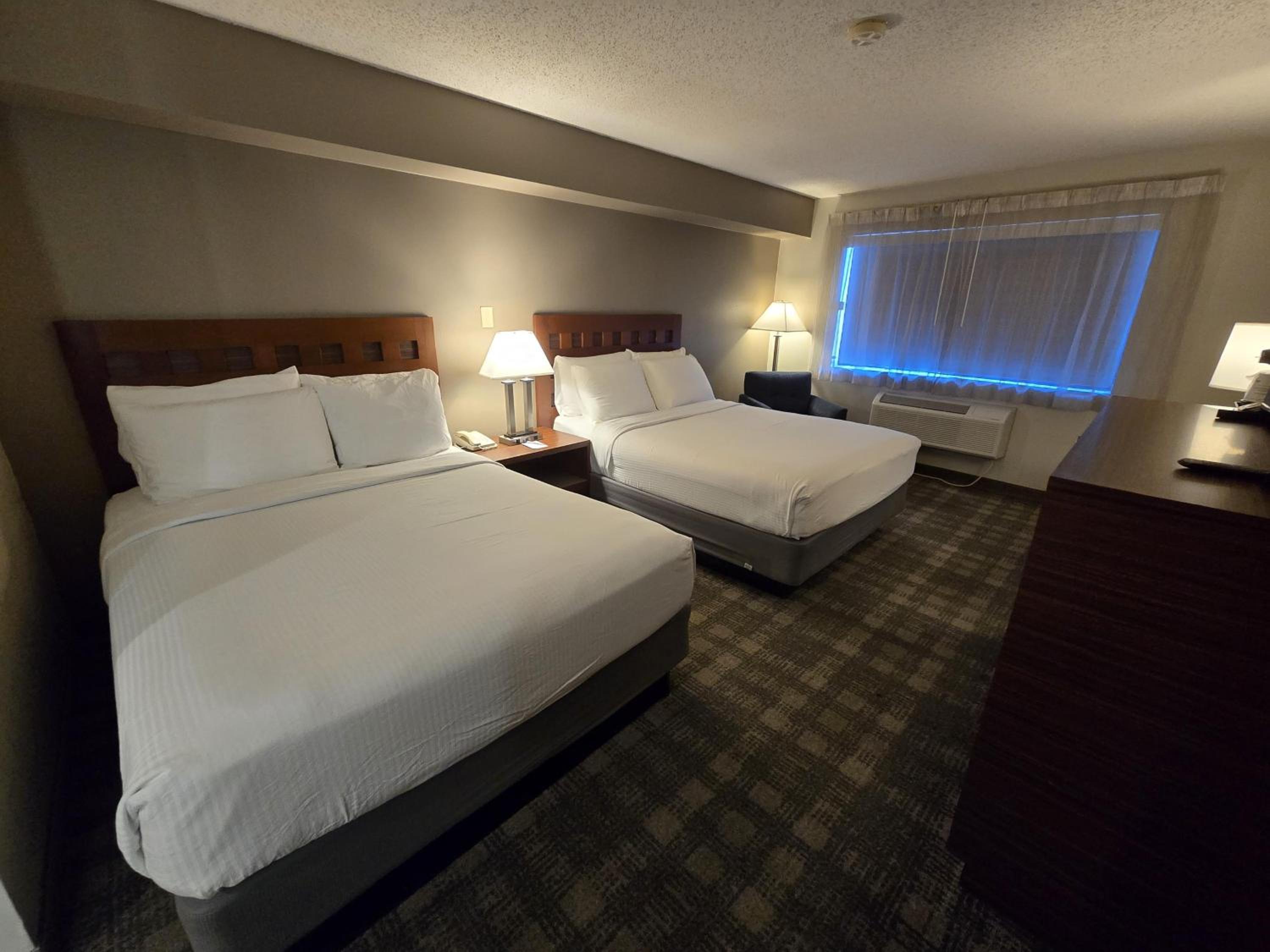 Queen Room with Two Queen Beds - Non-Smoking/Pet-Friendly - Photo 3