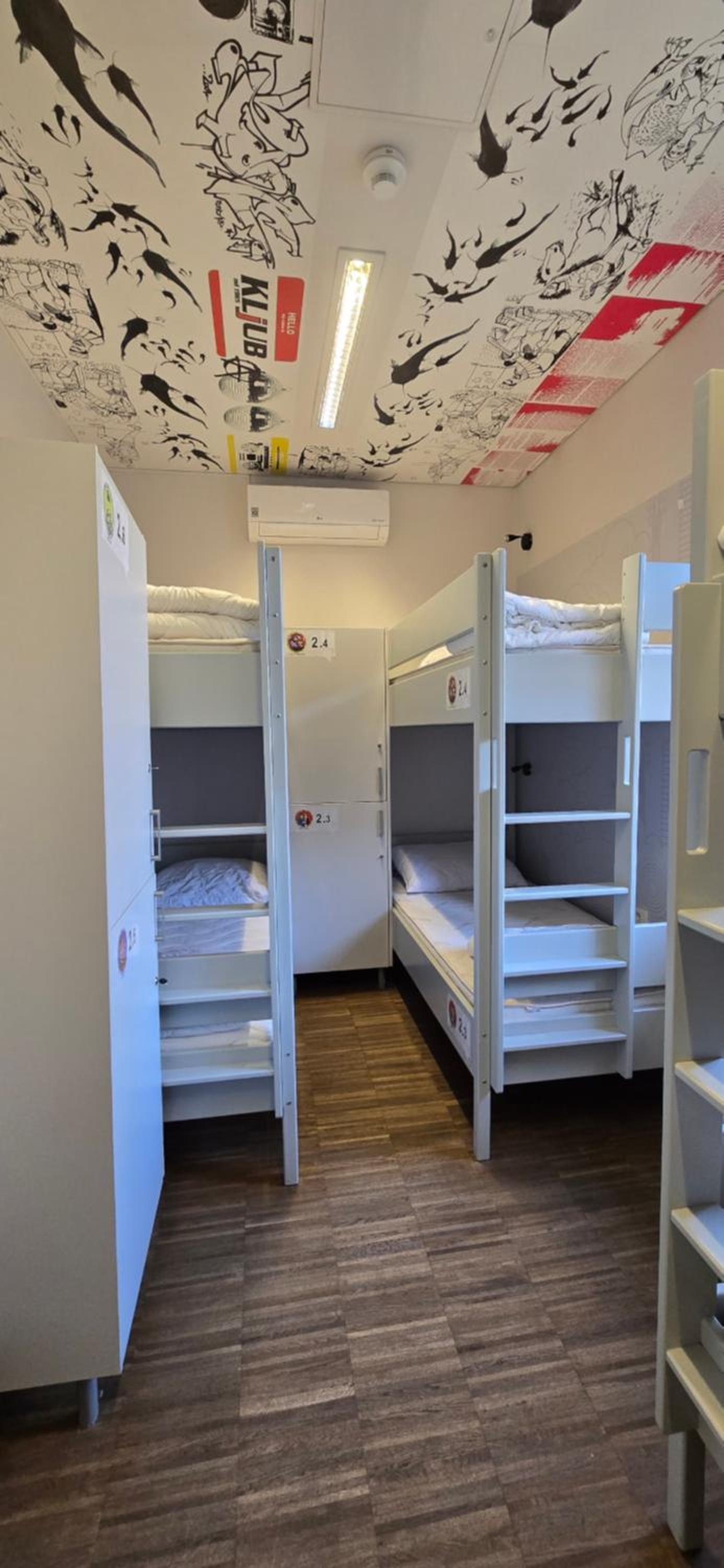 6-Bed Female Dormitory Room photo 2