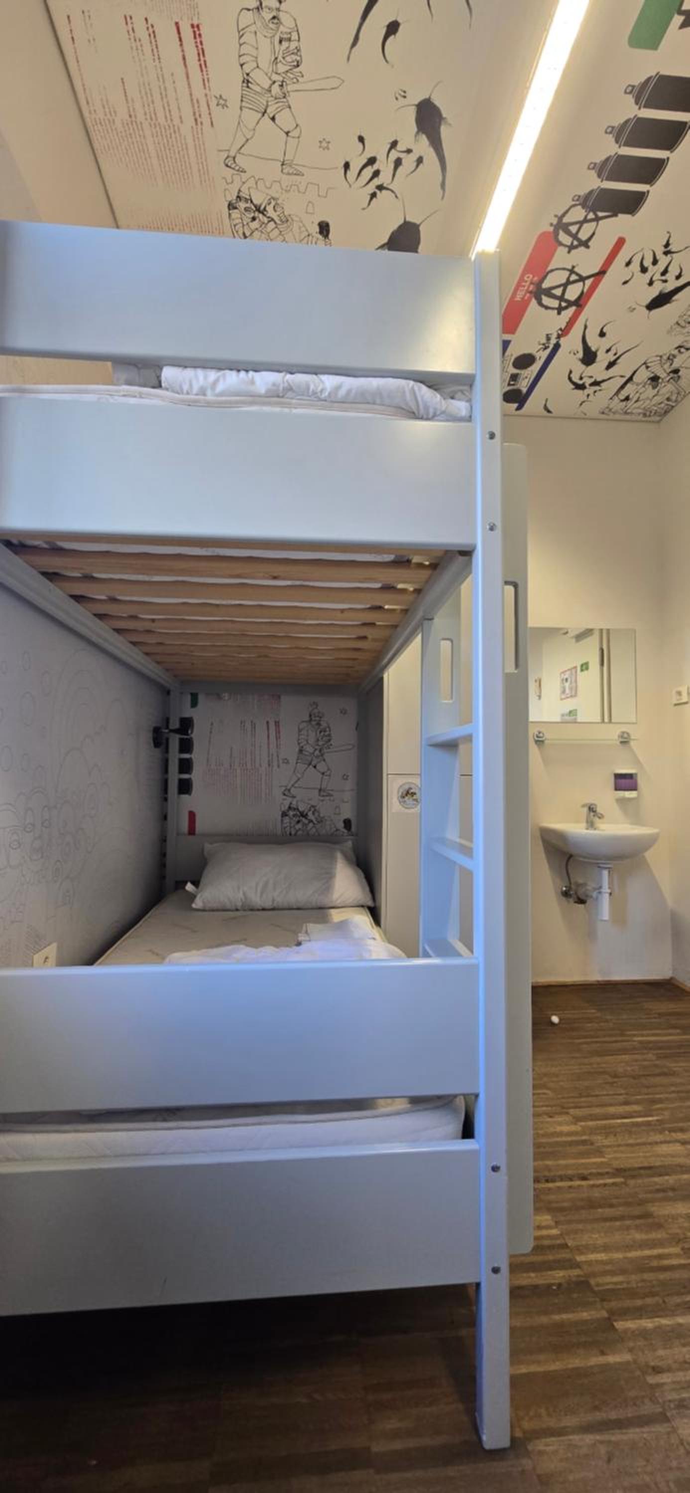 6-Bed Female Dormitory Room photo 3