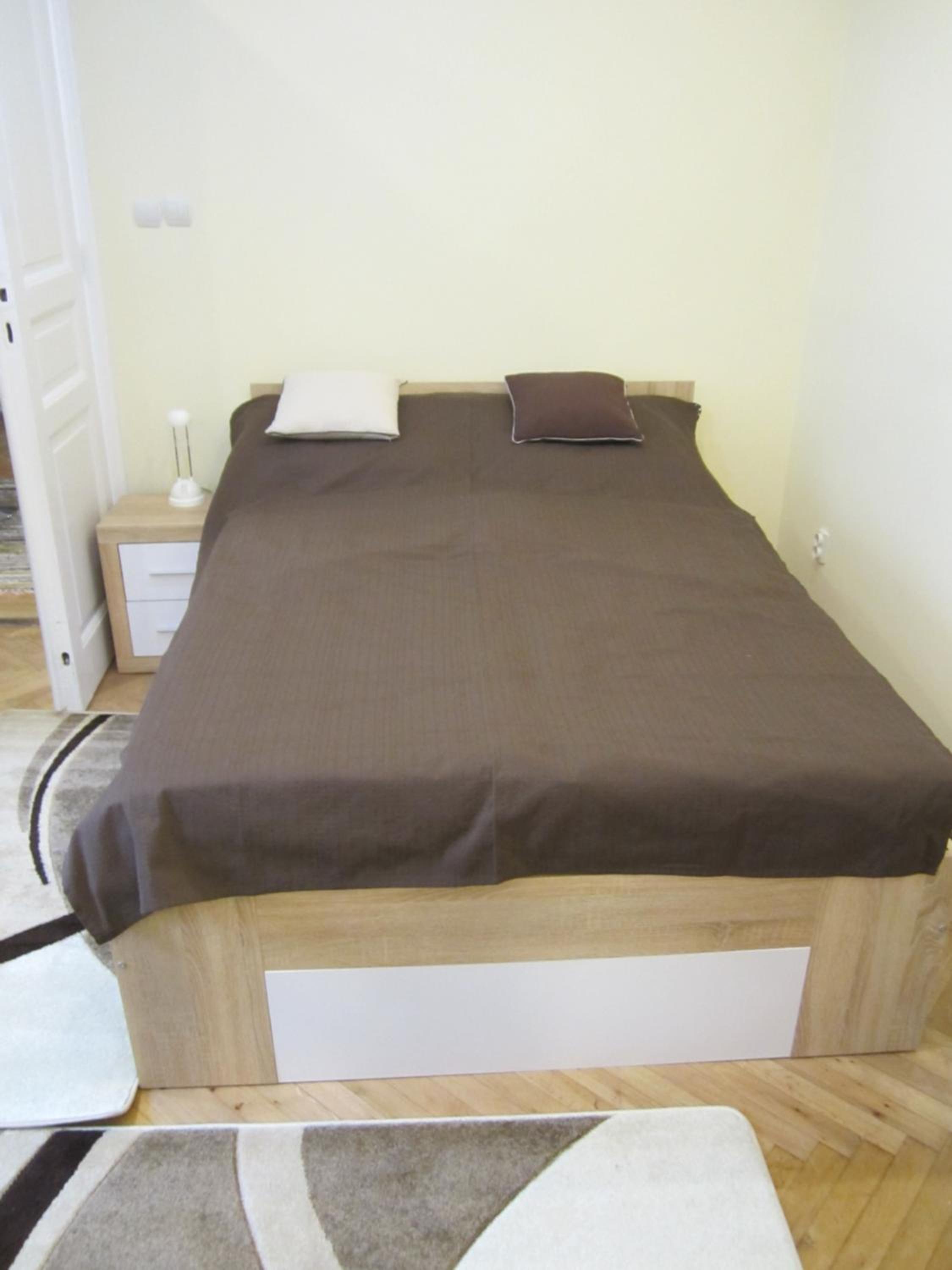 One-Bedroom Apartment - Photo 2