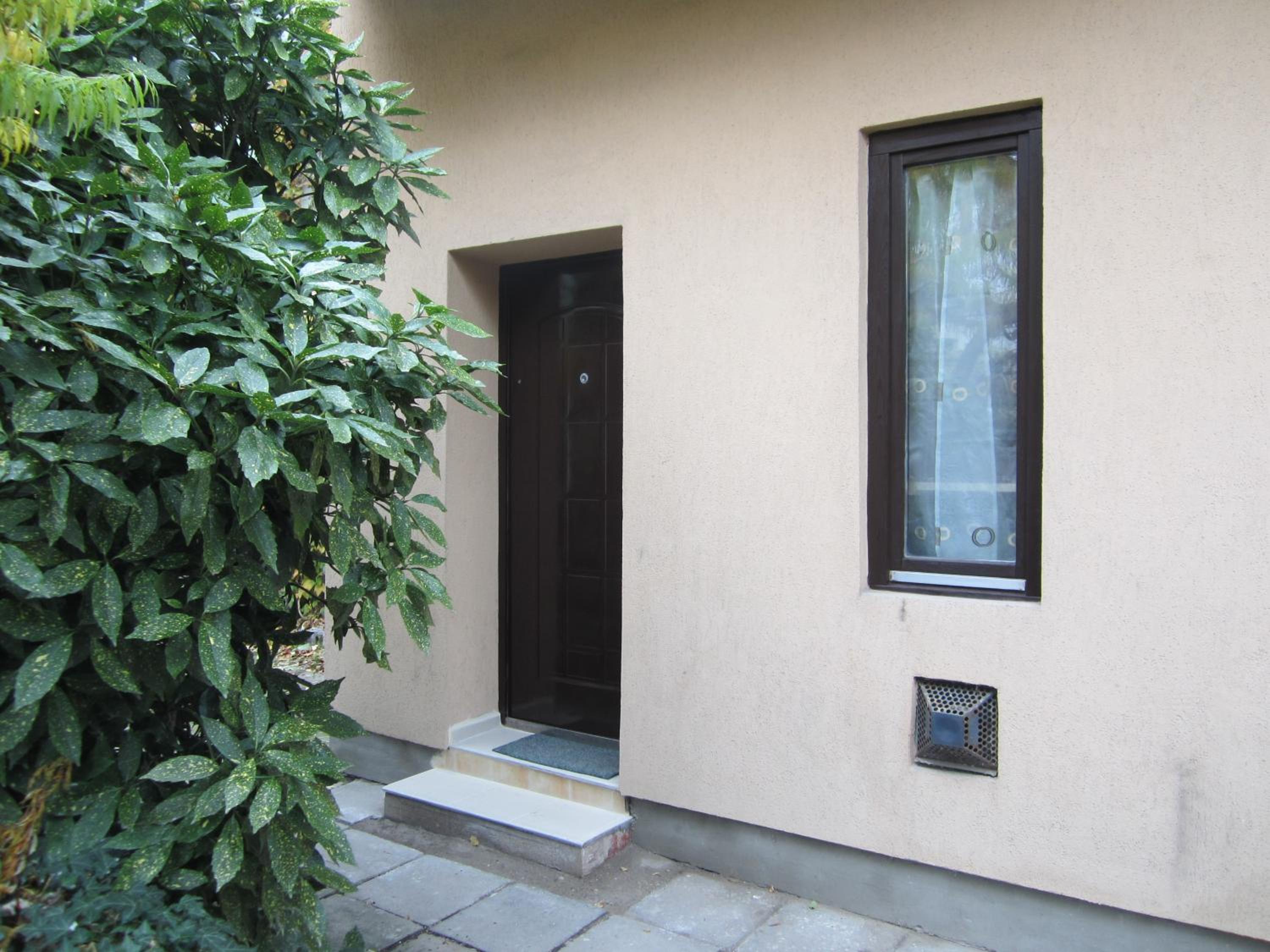 One-Bedroom Apartment - Photo 4