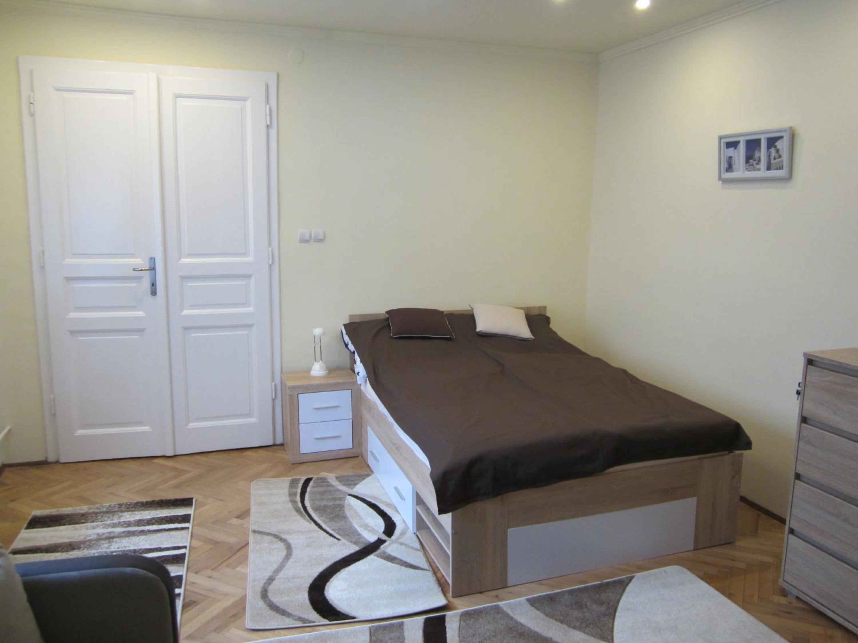 One-Bedroom Apartment - Photo 7