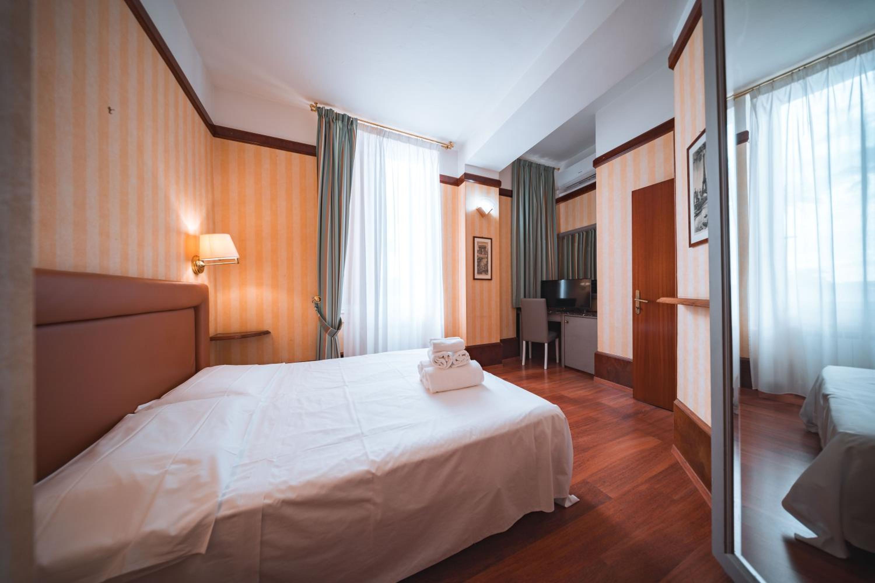 Large Double Room photo 3