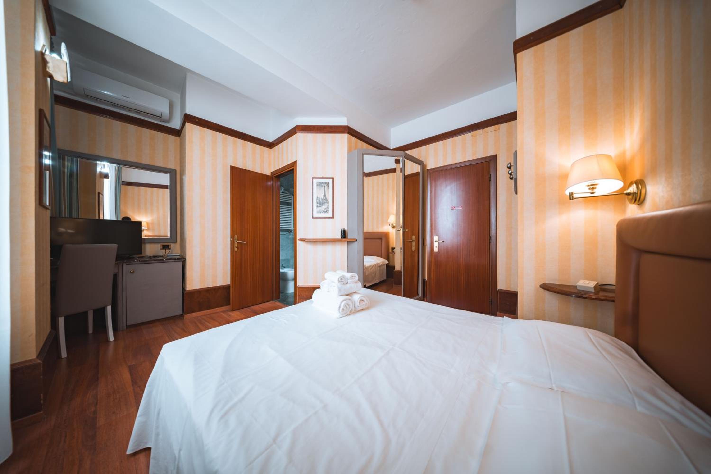 Large Double Room photo 2