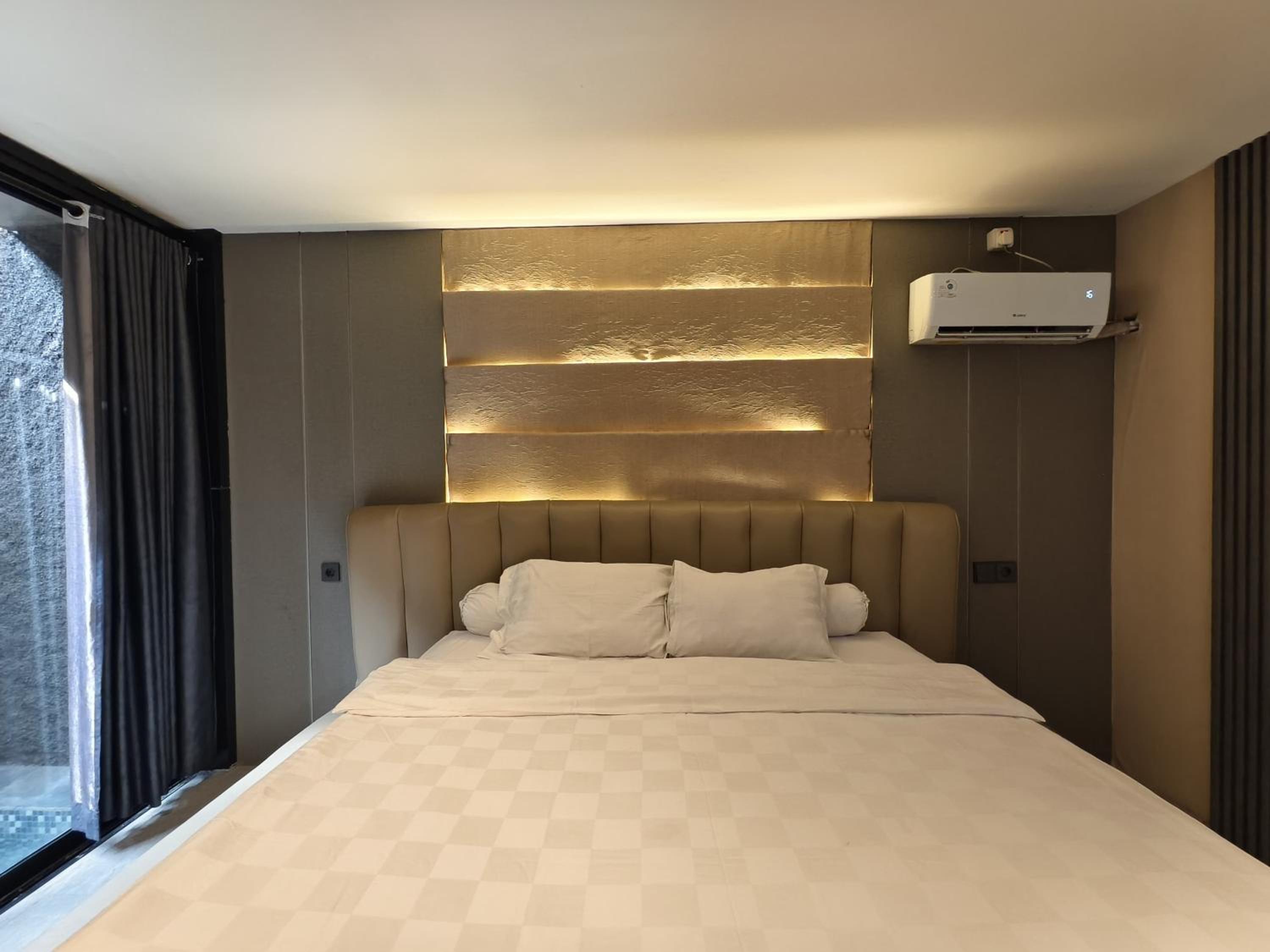 Deluxe Room (2 Adults + 1 Child) photo 2