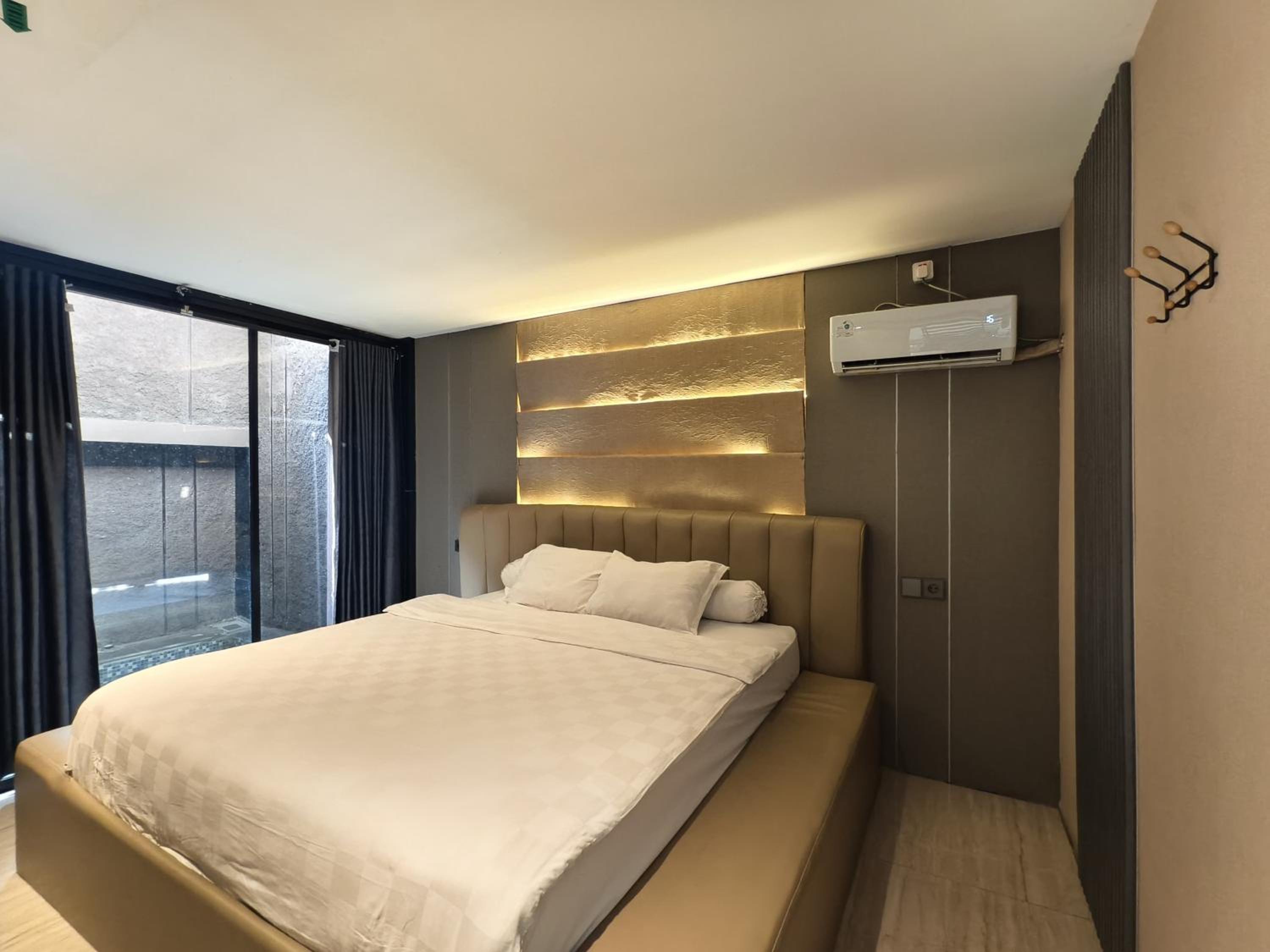 Deluxe Room (2 Adults + 1 Child) photo 1