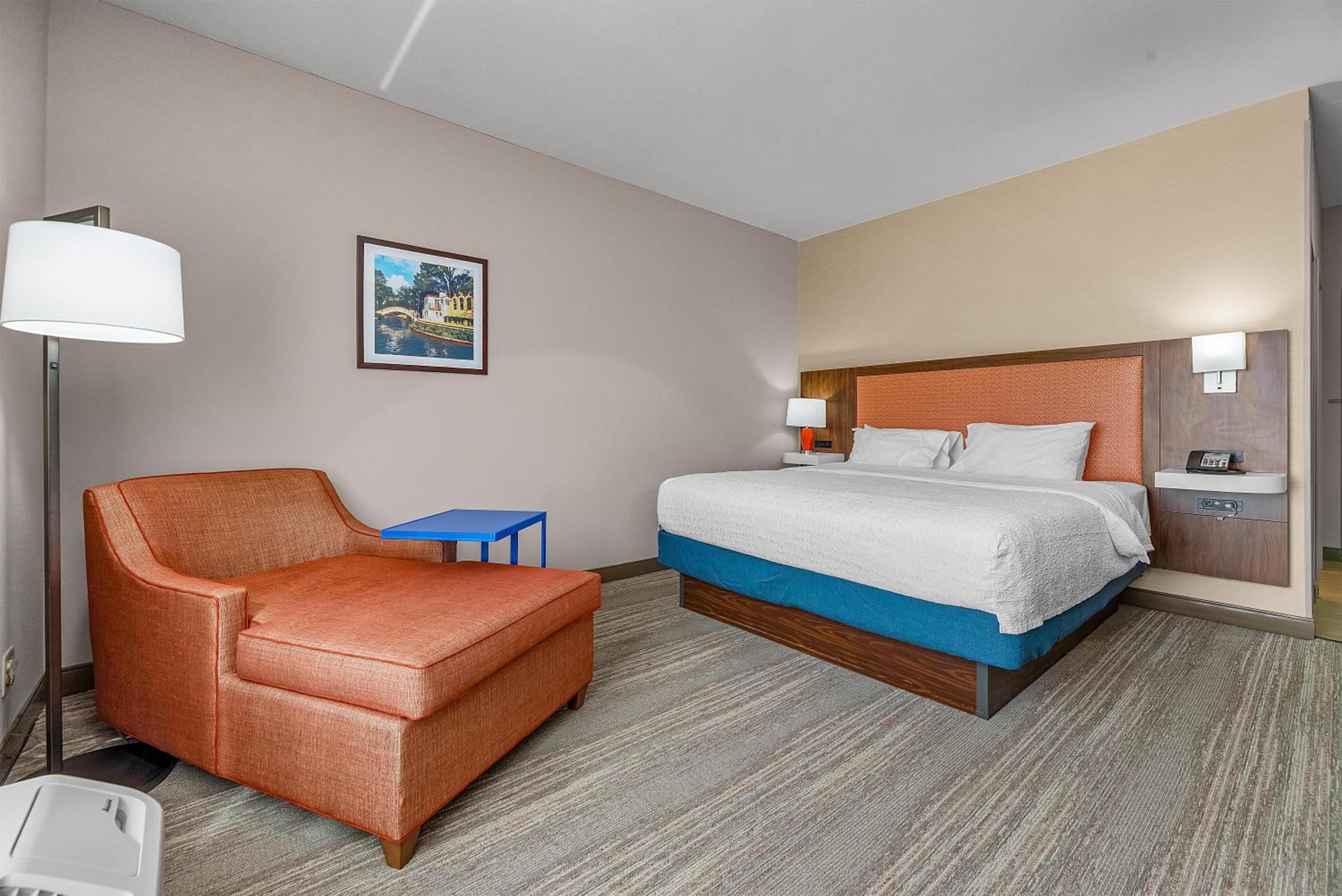 King Room - Non-Smoking - Photo 6