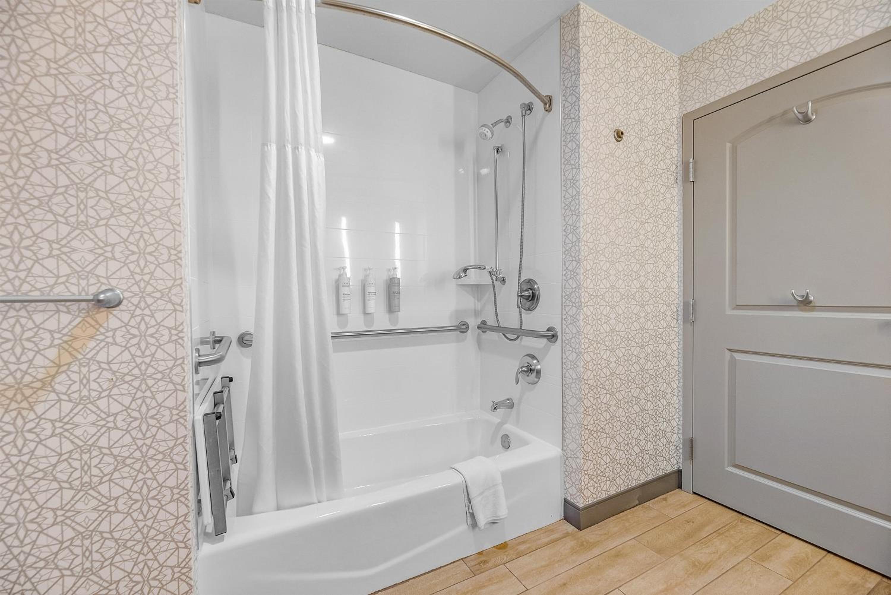 King Room with Accessible Tub - Mobility and Hearing Access/Non-Smoking - Photo 1