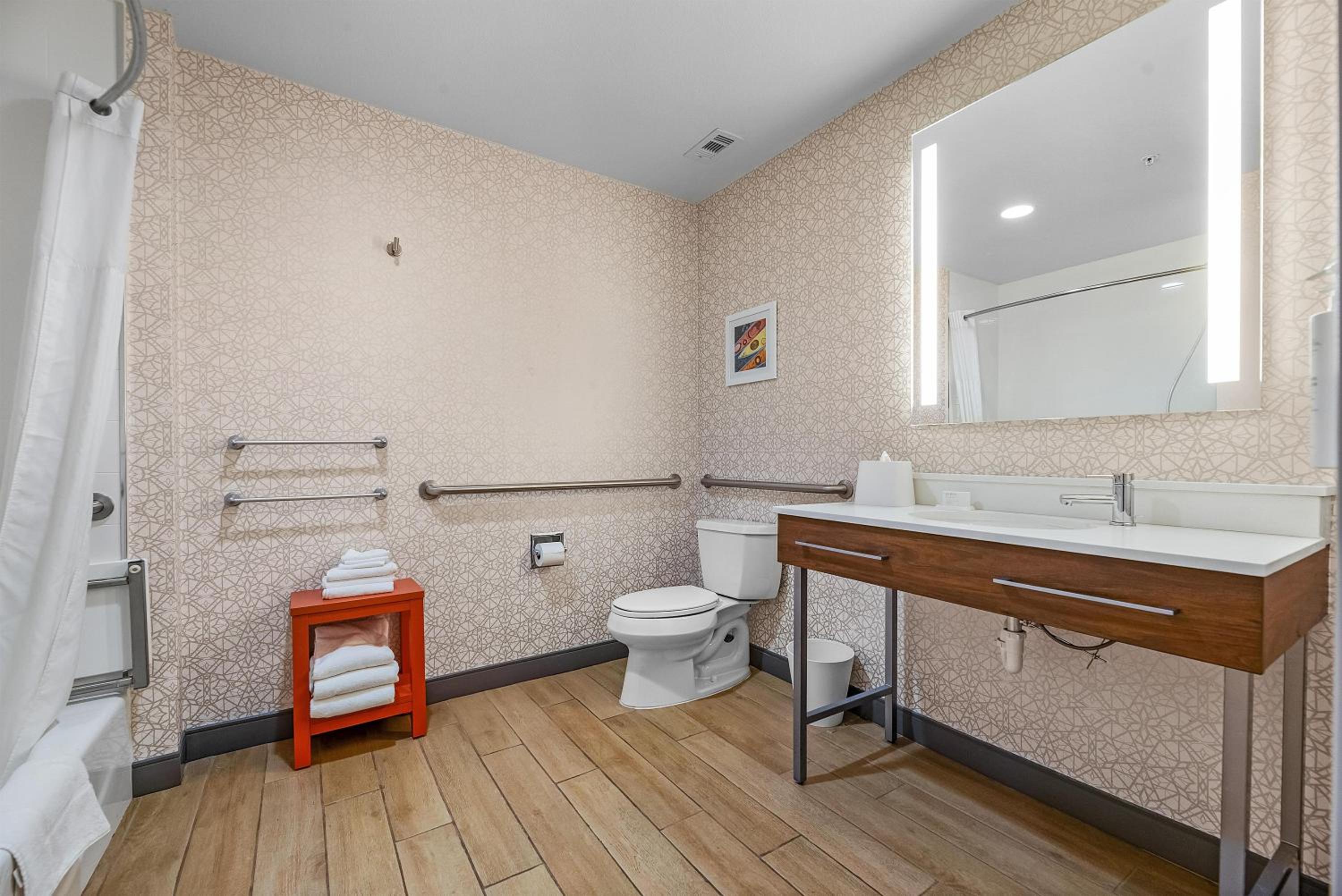 King Room with Accessible Tub - Mobility and Hearing Access/Non-Smoking - Photo 2
