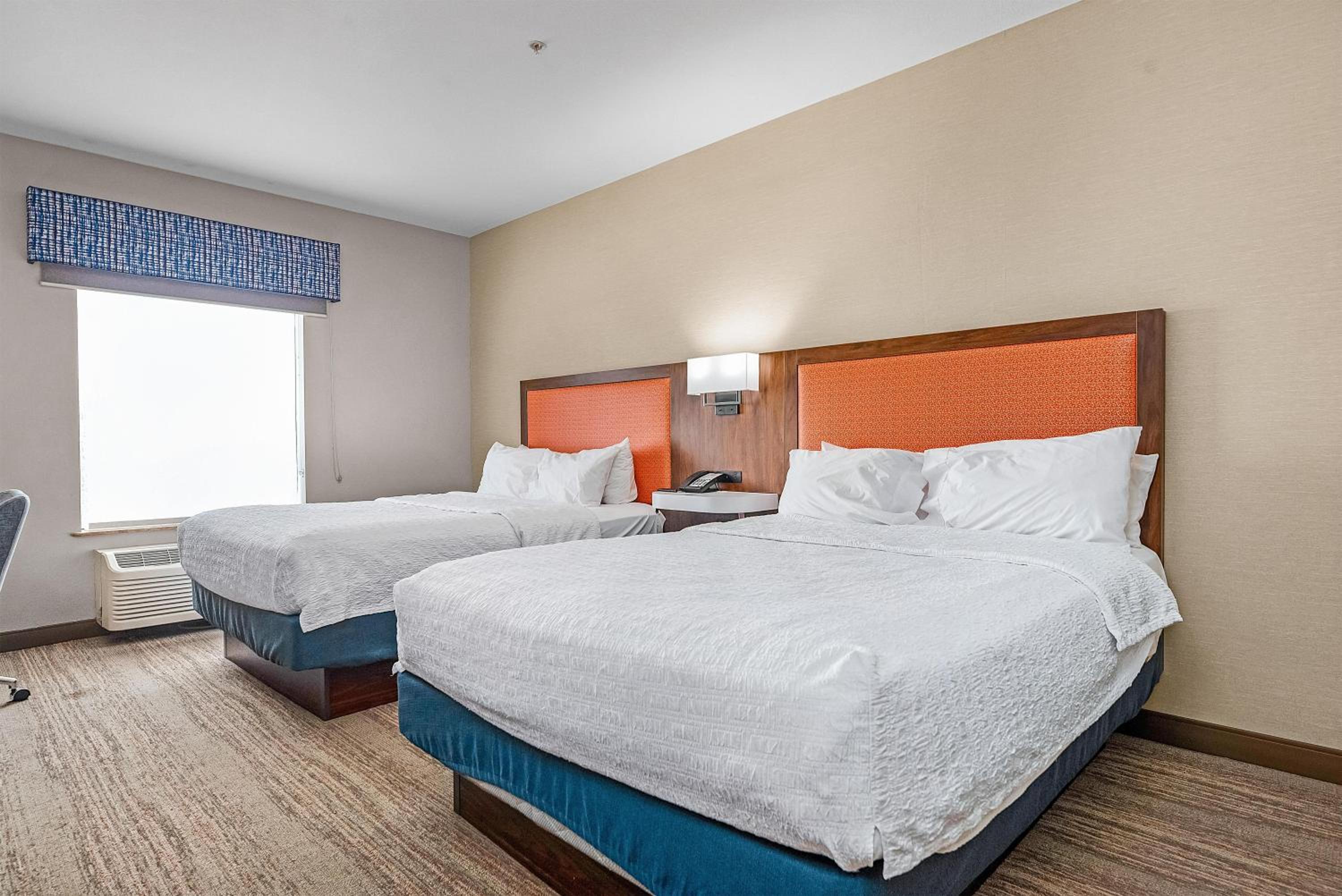 Room with Two Queen Beds - Non-Smoking - Photo 4