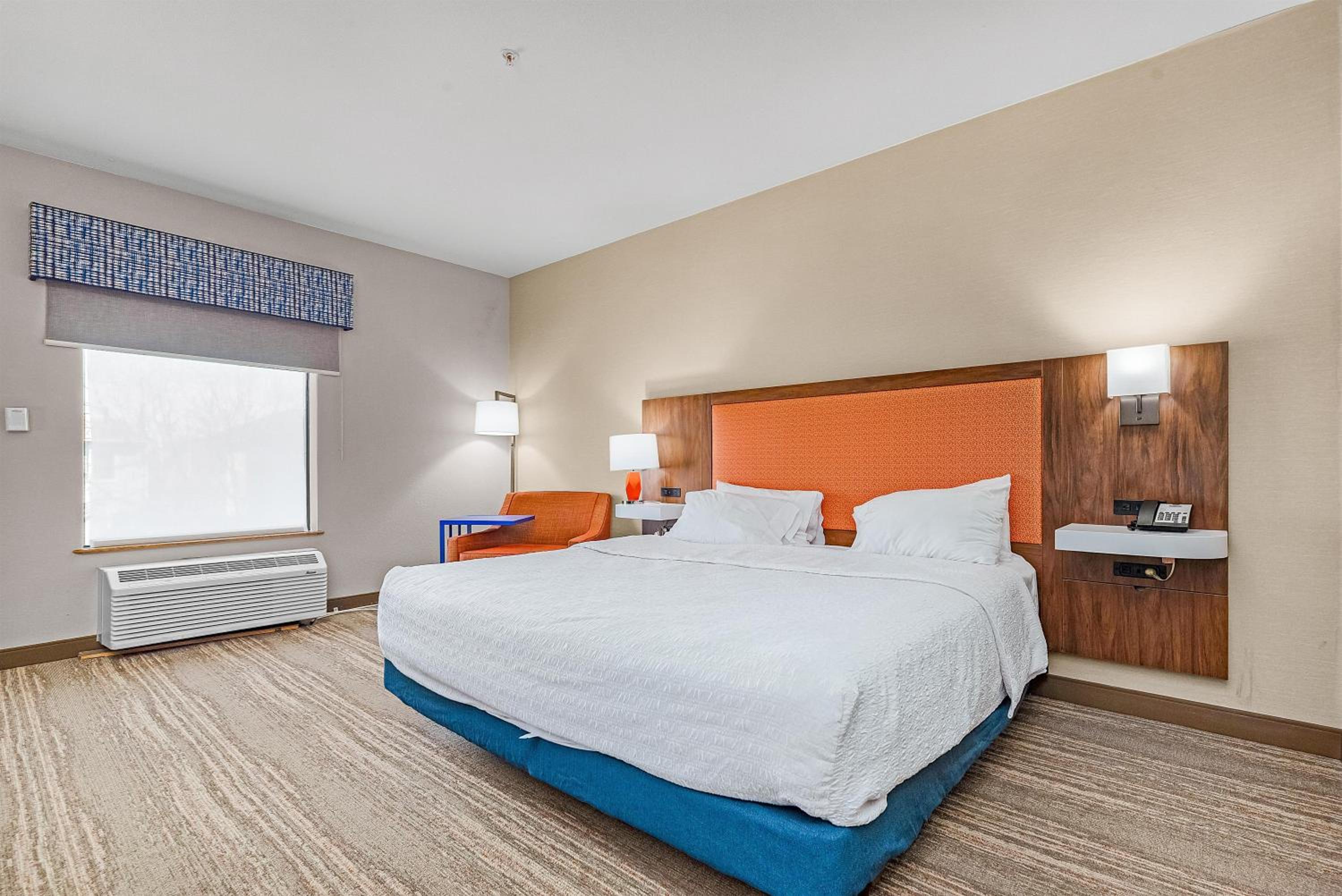 King Room with Accessible Tub - Mobility and Hearing Access/Non-Smoking - Photo 3