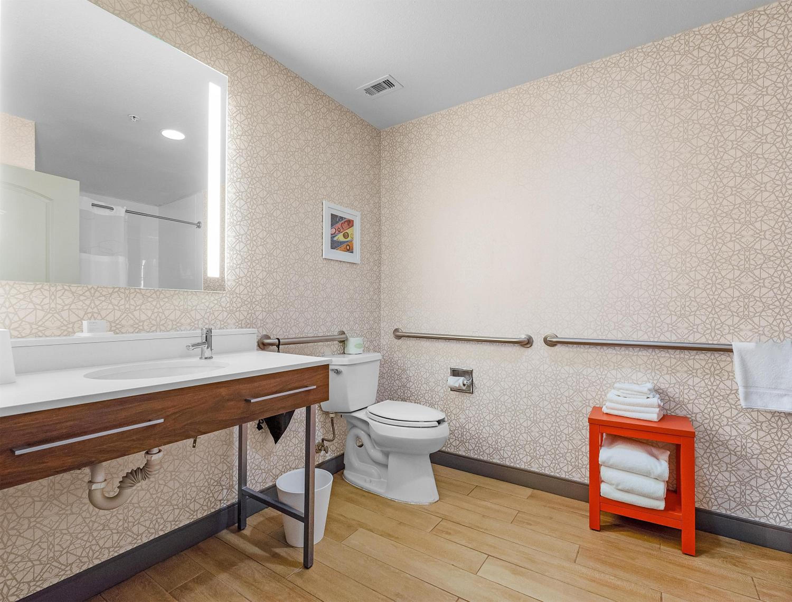 King Room with Accessible Tub - Mobility and Hearing Access/Non-Smoking - Photo 4