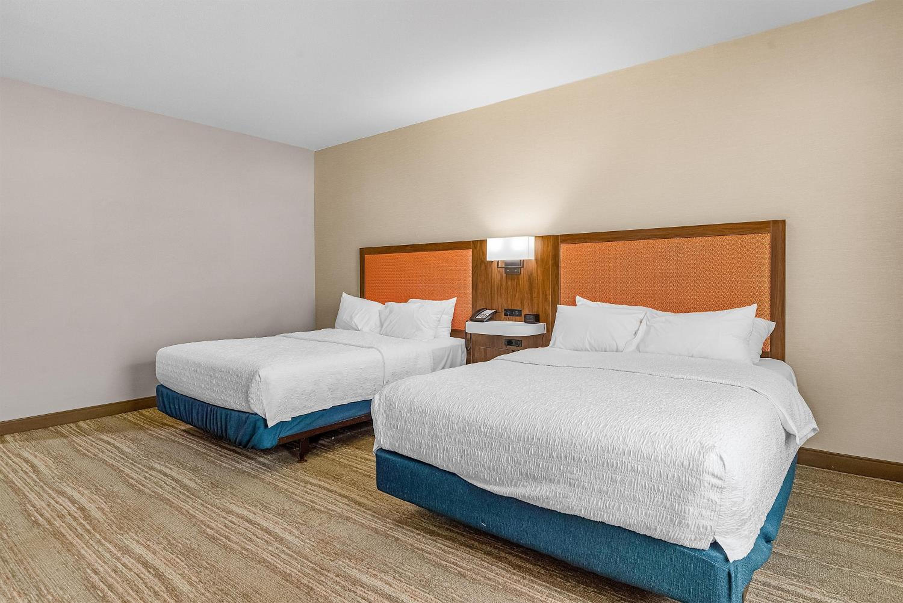 Room with Two Queen Beds - Non-Smoking - Photo 6