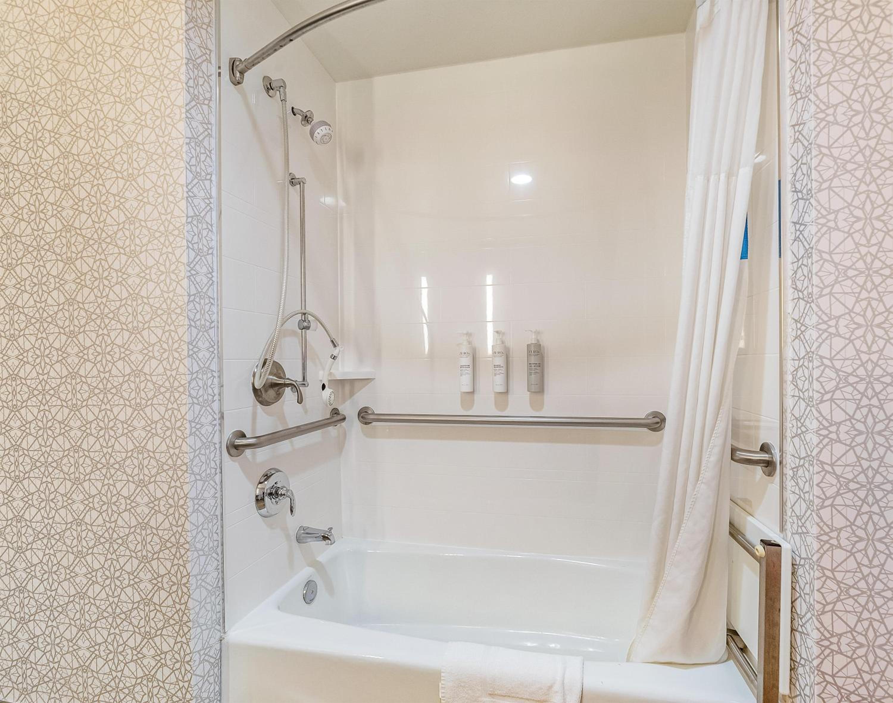 King Room with Accessible Tub - Mobility and Hearing Access/Non-Smoking - Photo 5
