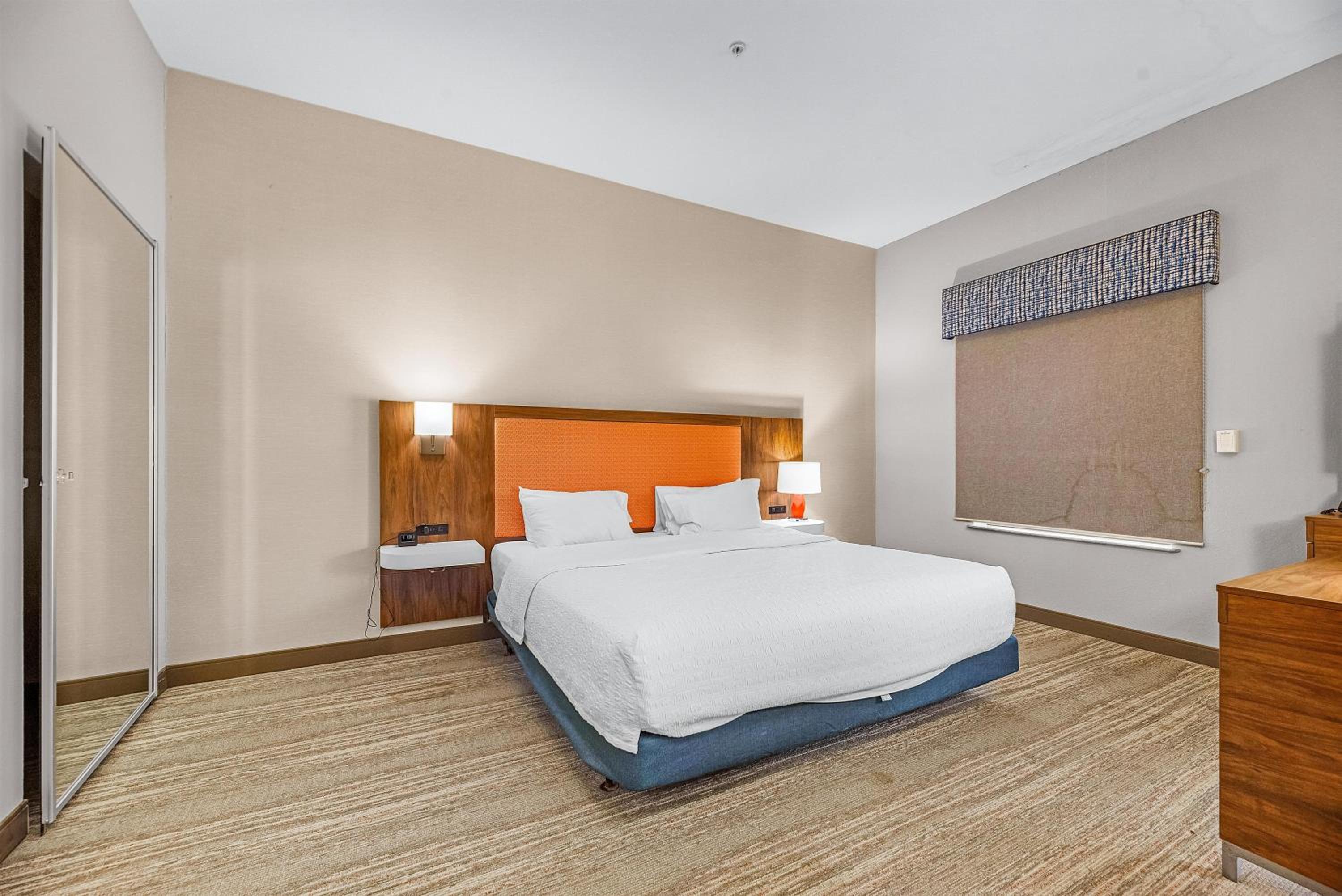 King Room with Accessible Tub - Mobility and Hearing Access/Non-Smoking - Photo 6
