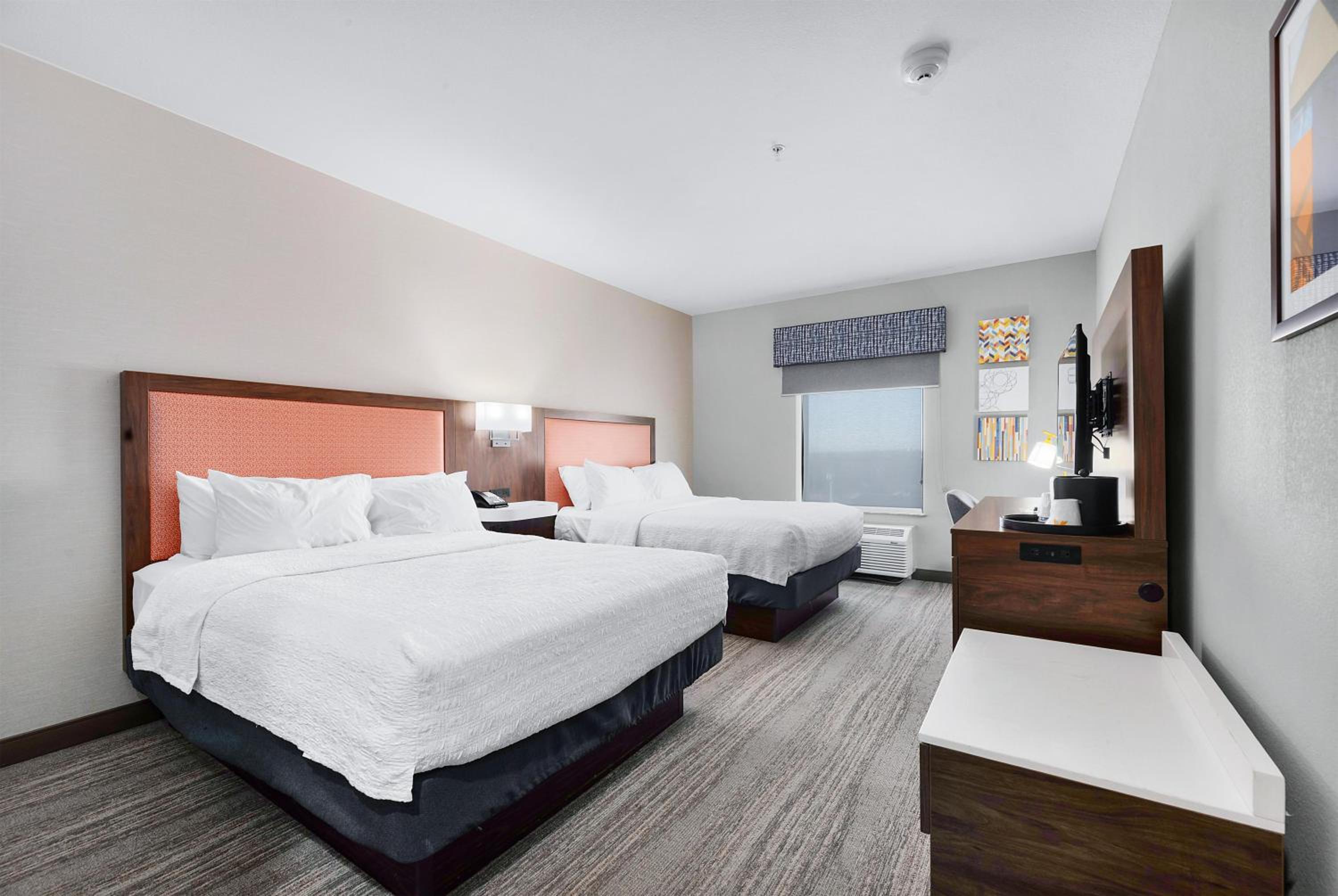 Room with Two Queen Beds - Non-Smoking - Photo 7