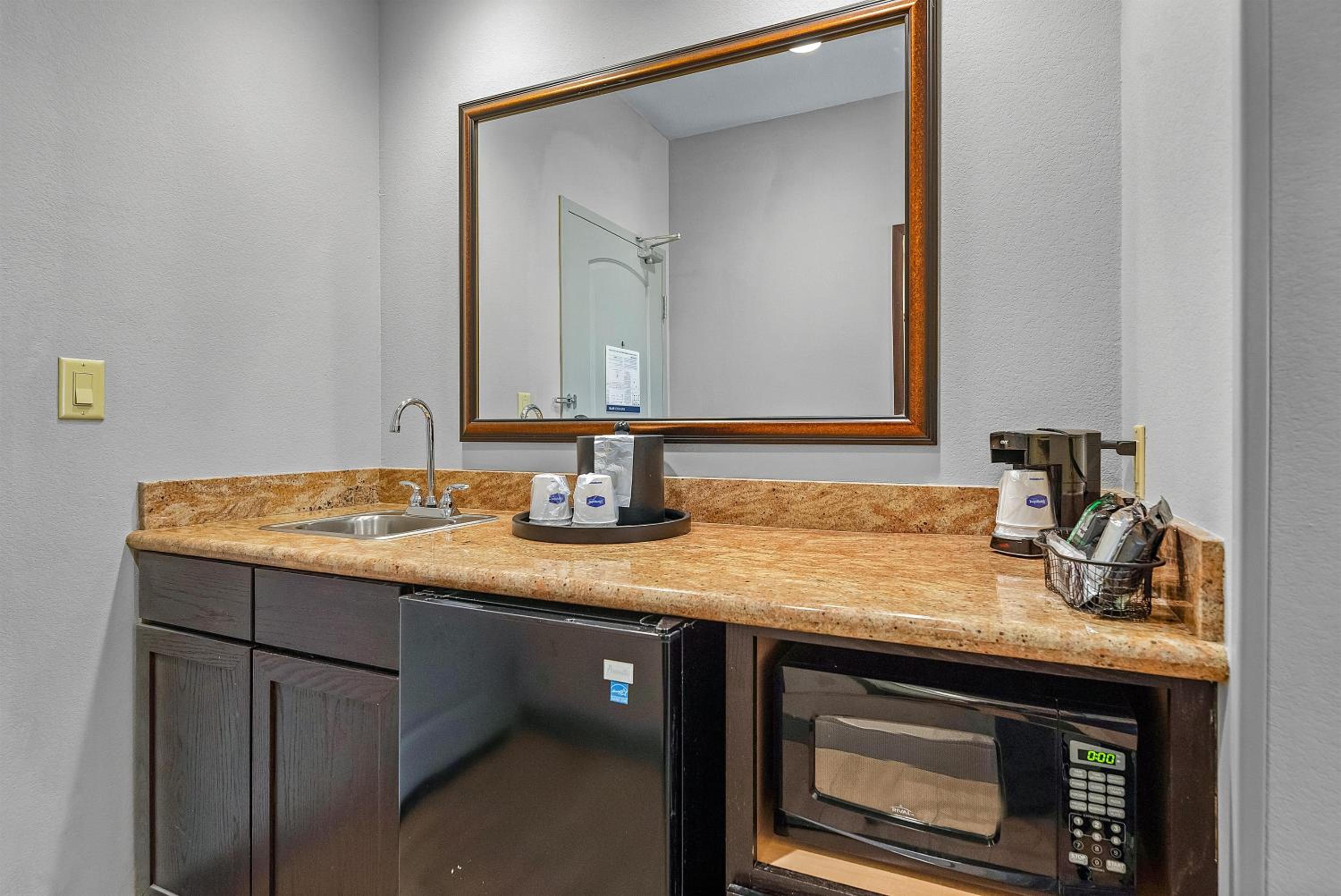 King Studio Suite - Non-Smoking - Photo 8