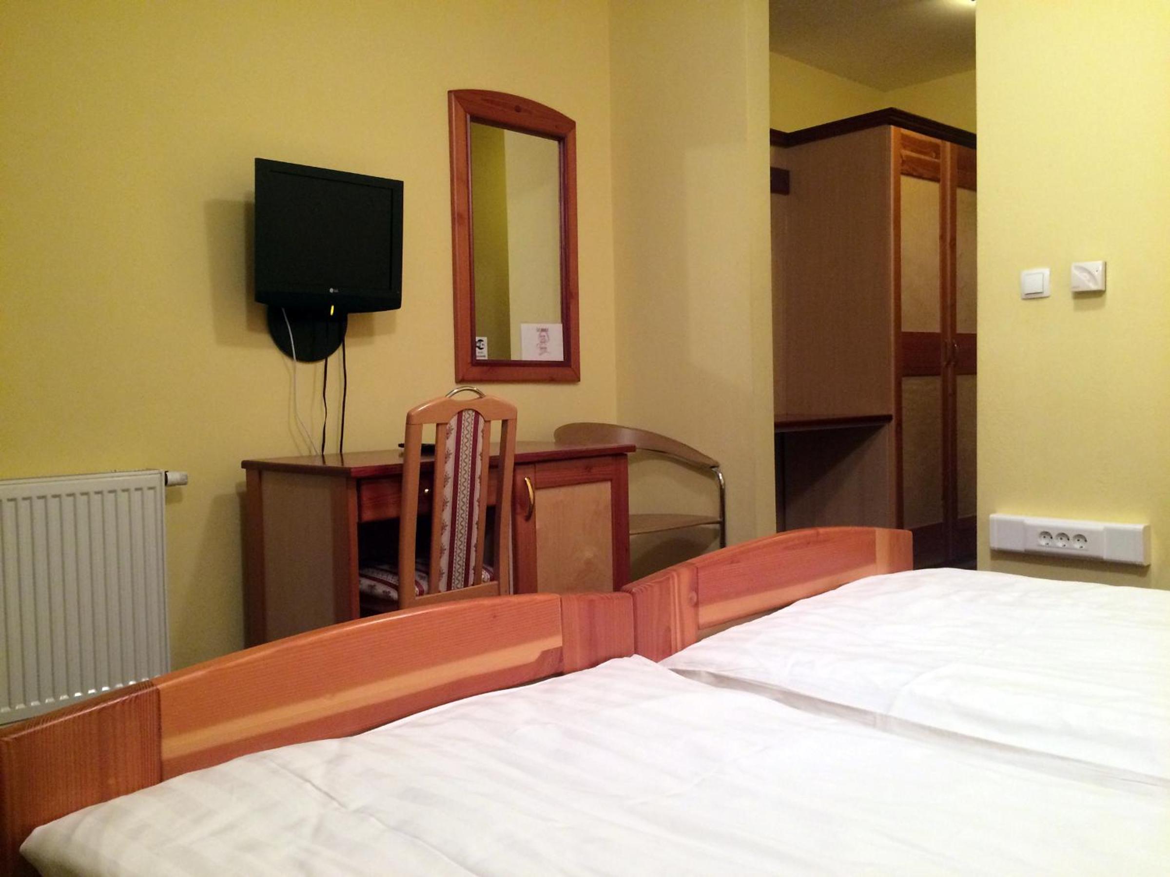 Double Room with Balcony - Photo 10