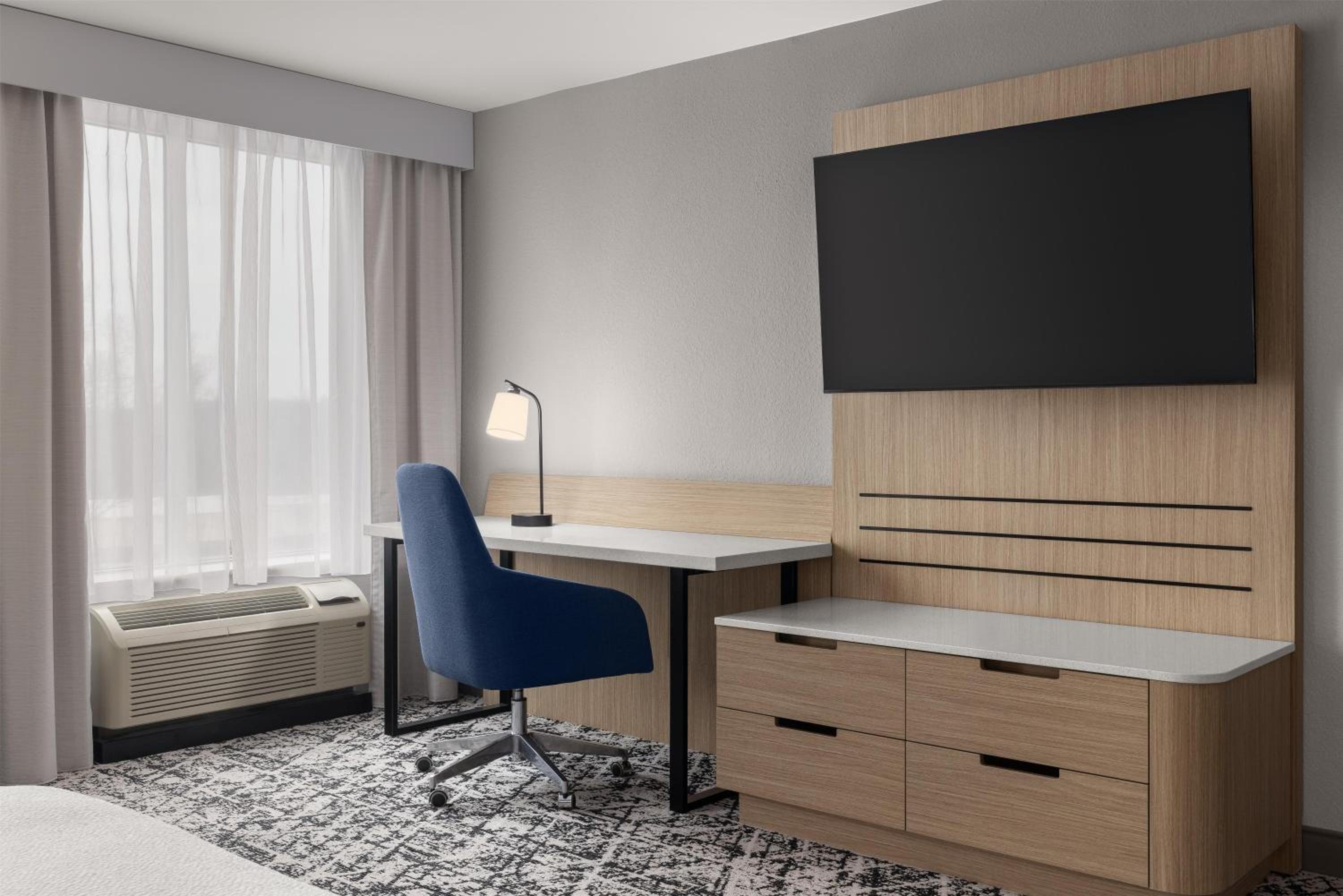Large King Room with Sofa Bed - Photo 3