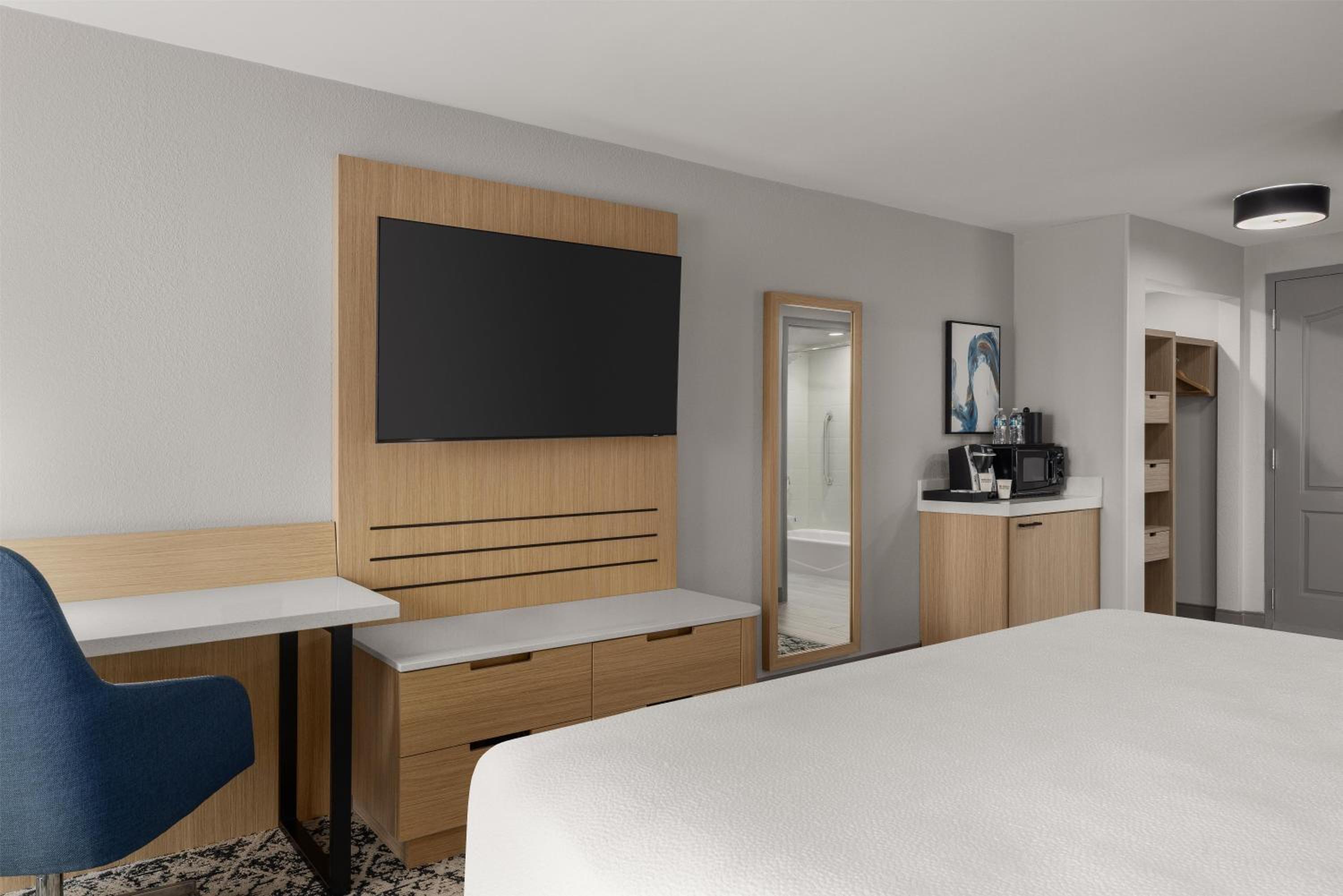 King Room with Peloton Bike - Photo 2