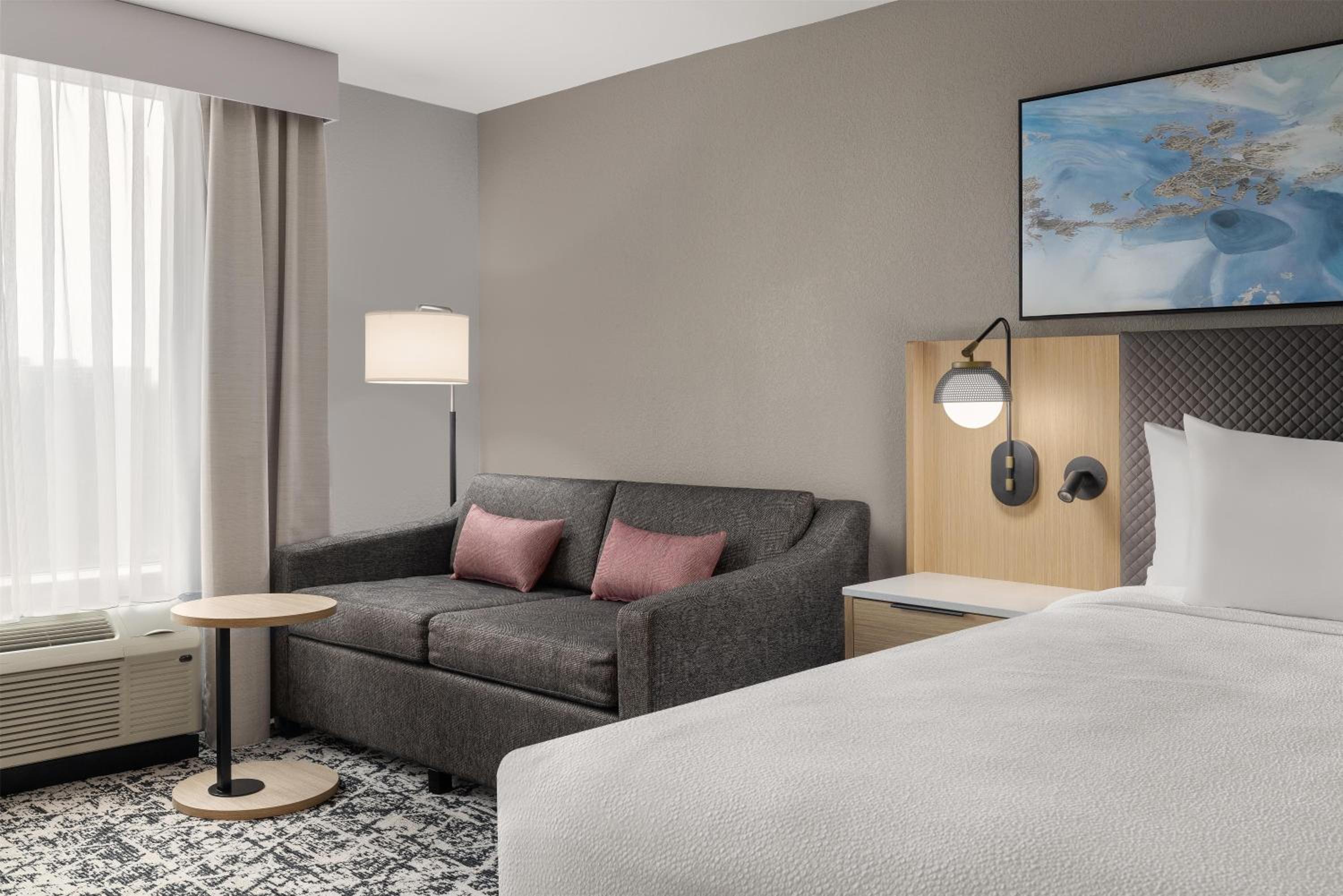 Large King Room with Sofa Bed - Photo 4