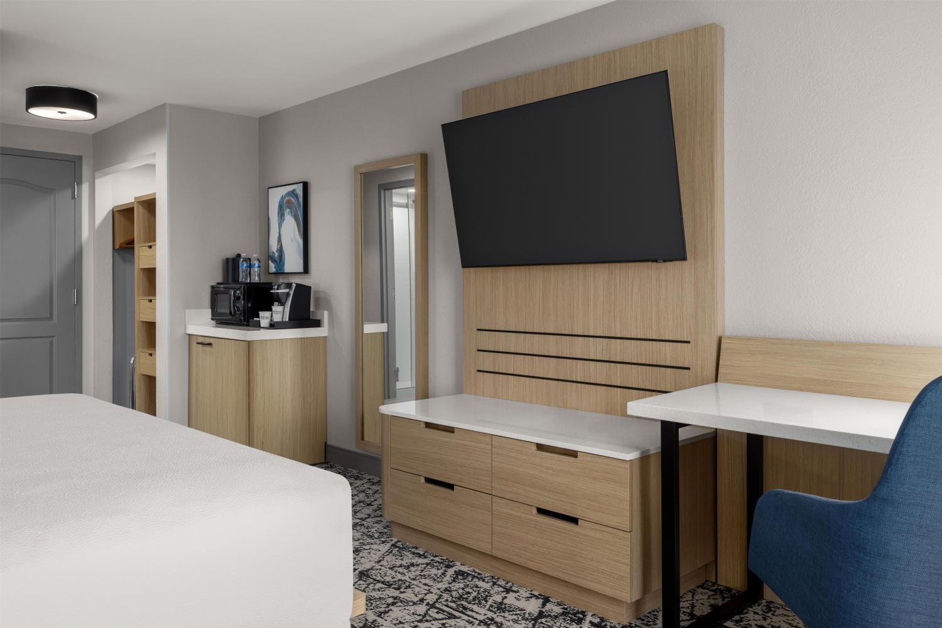 King Room with Peloton Bike - Photo 6
