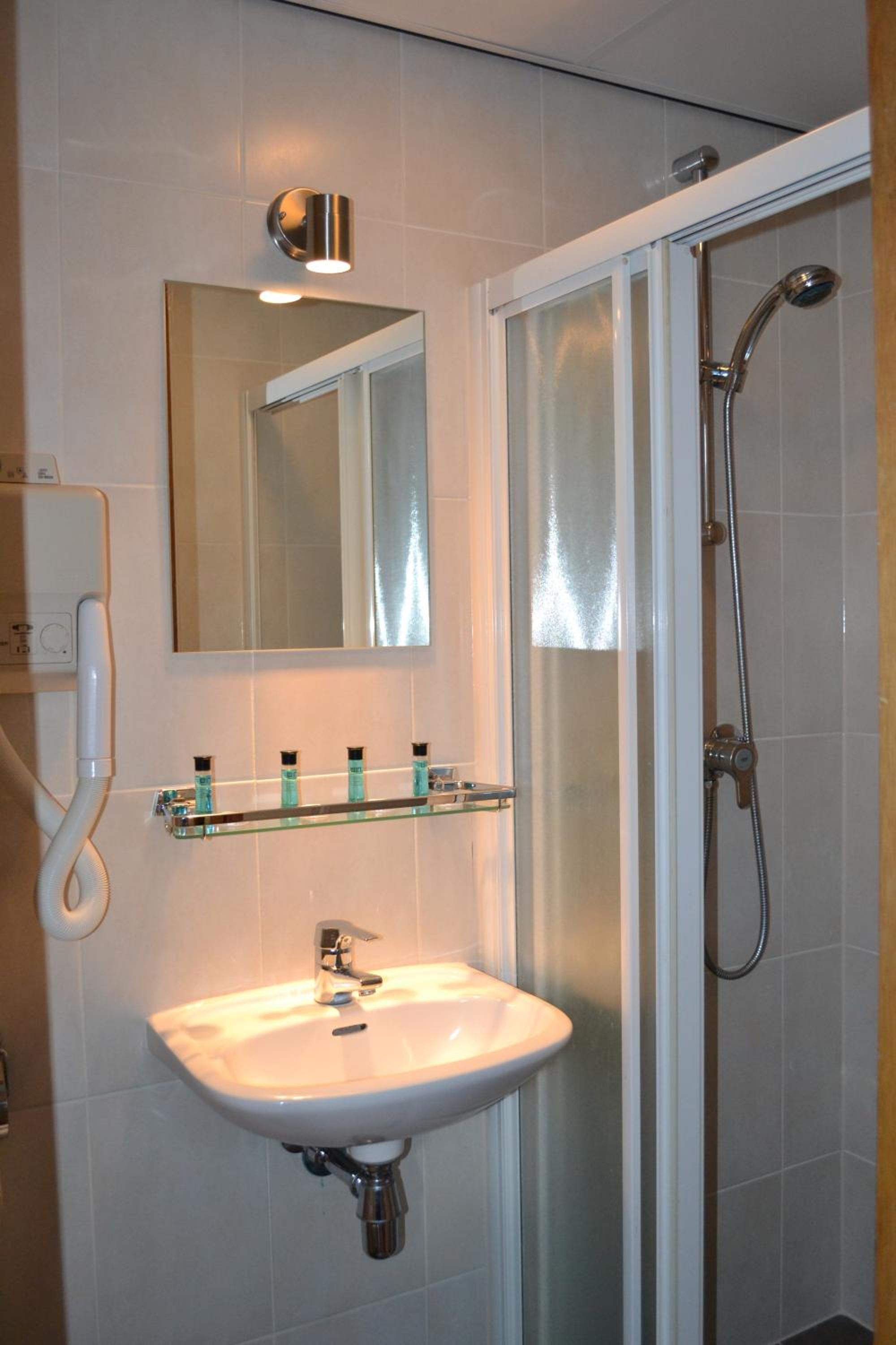 Double Room with Shared Bathroom photo 3