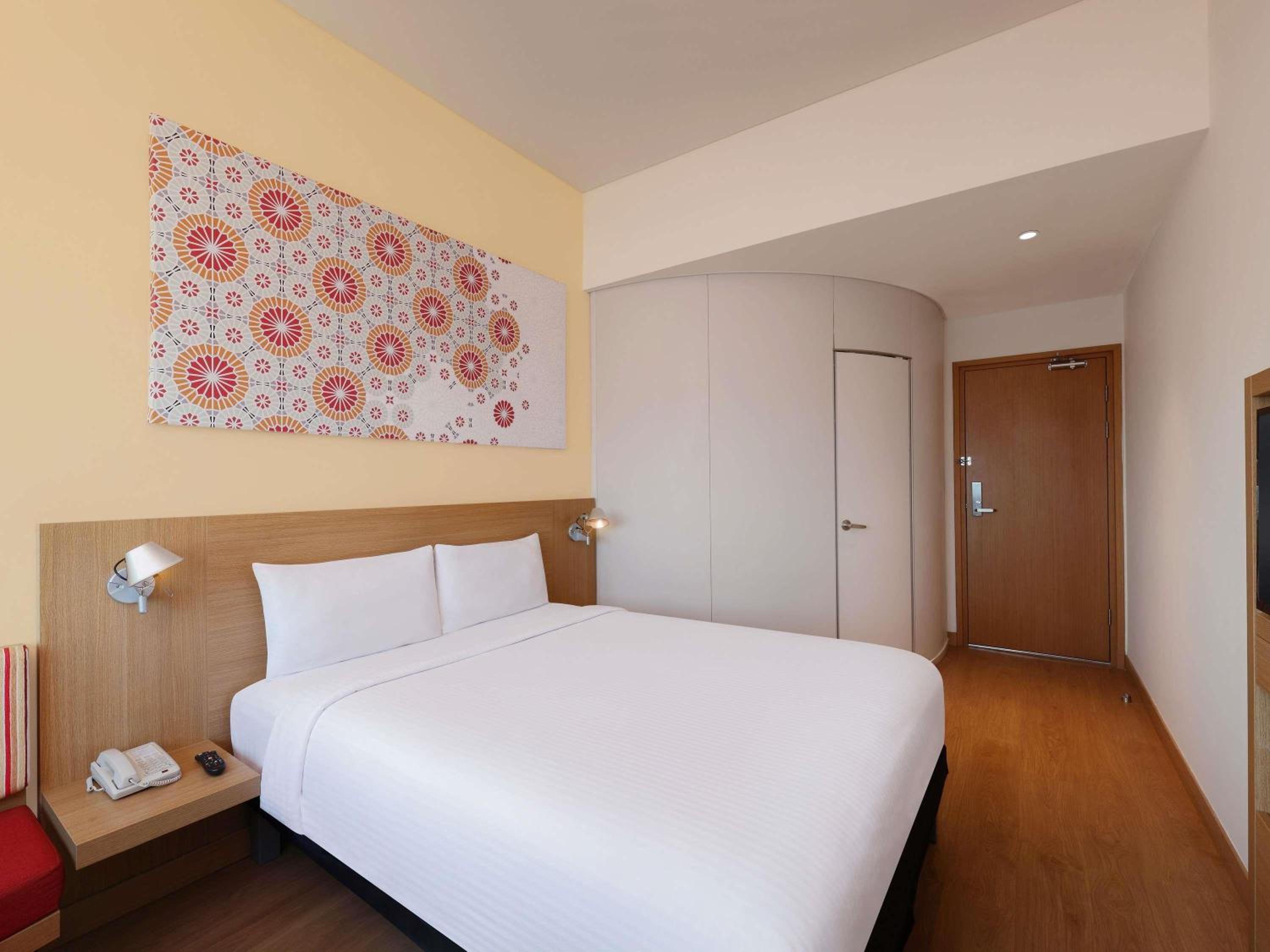 Deluxe Queen Room with Mountain View - Photo 6