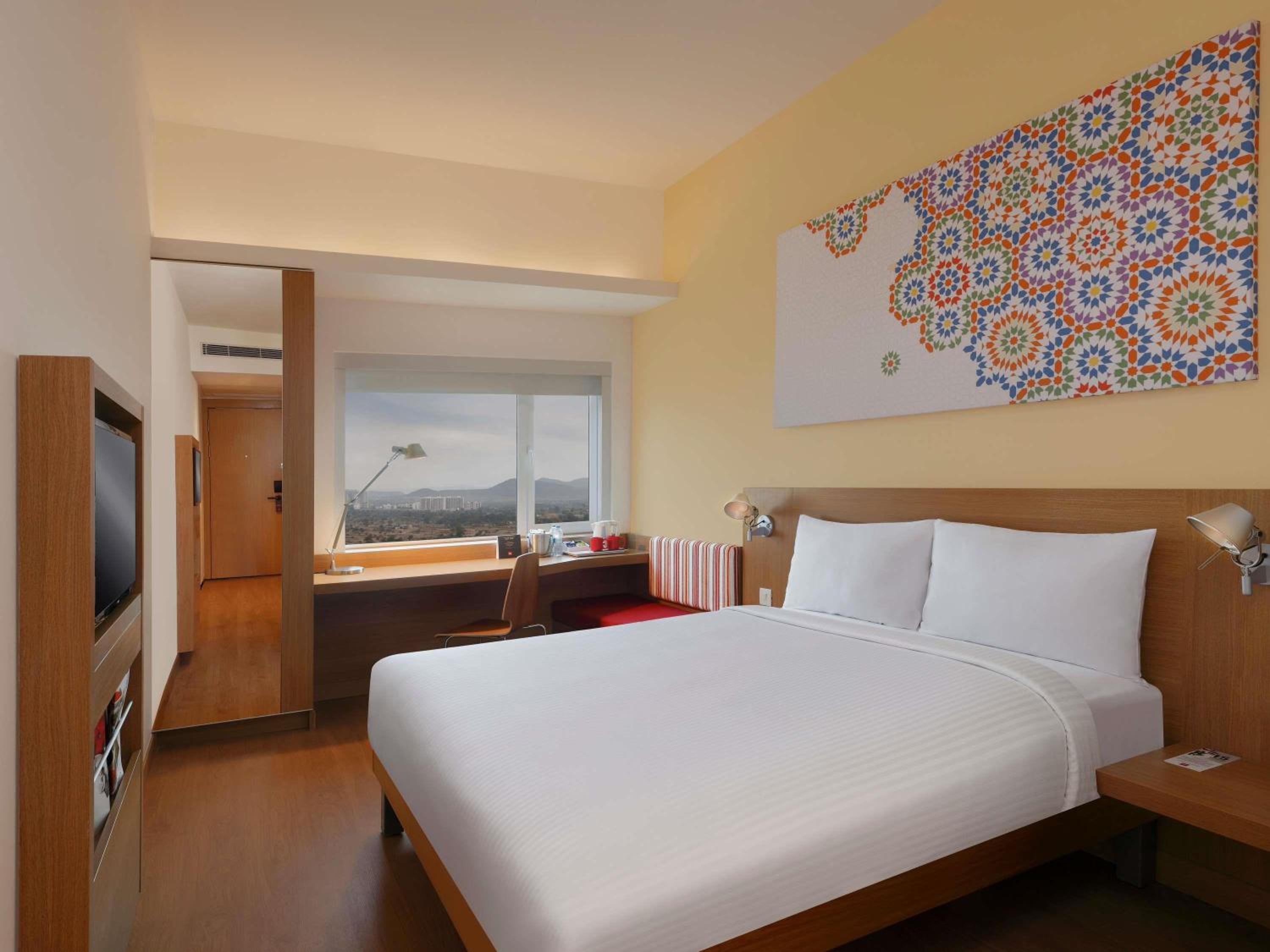 Deluxe Queen Room with Mountain View - Photo 4