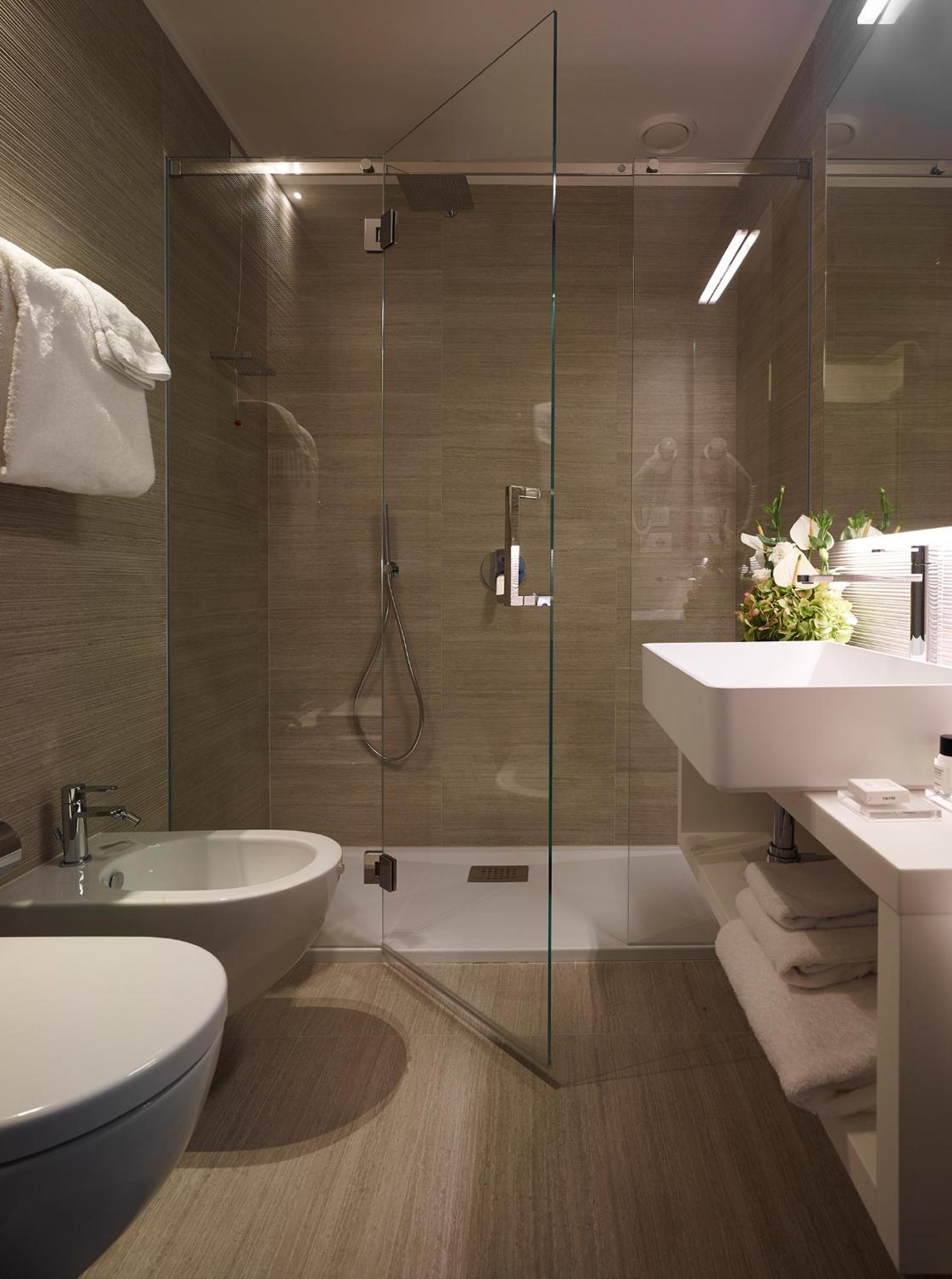 Standard Double or Twin Room thumbnail 5