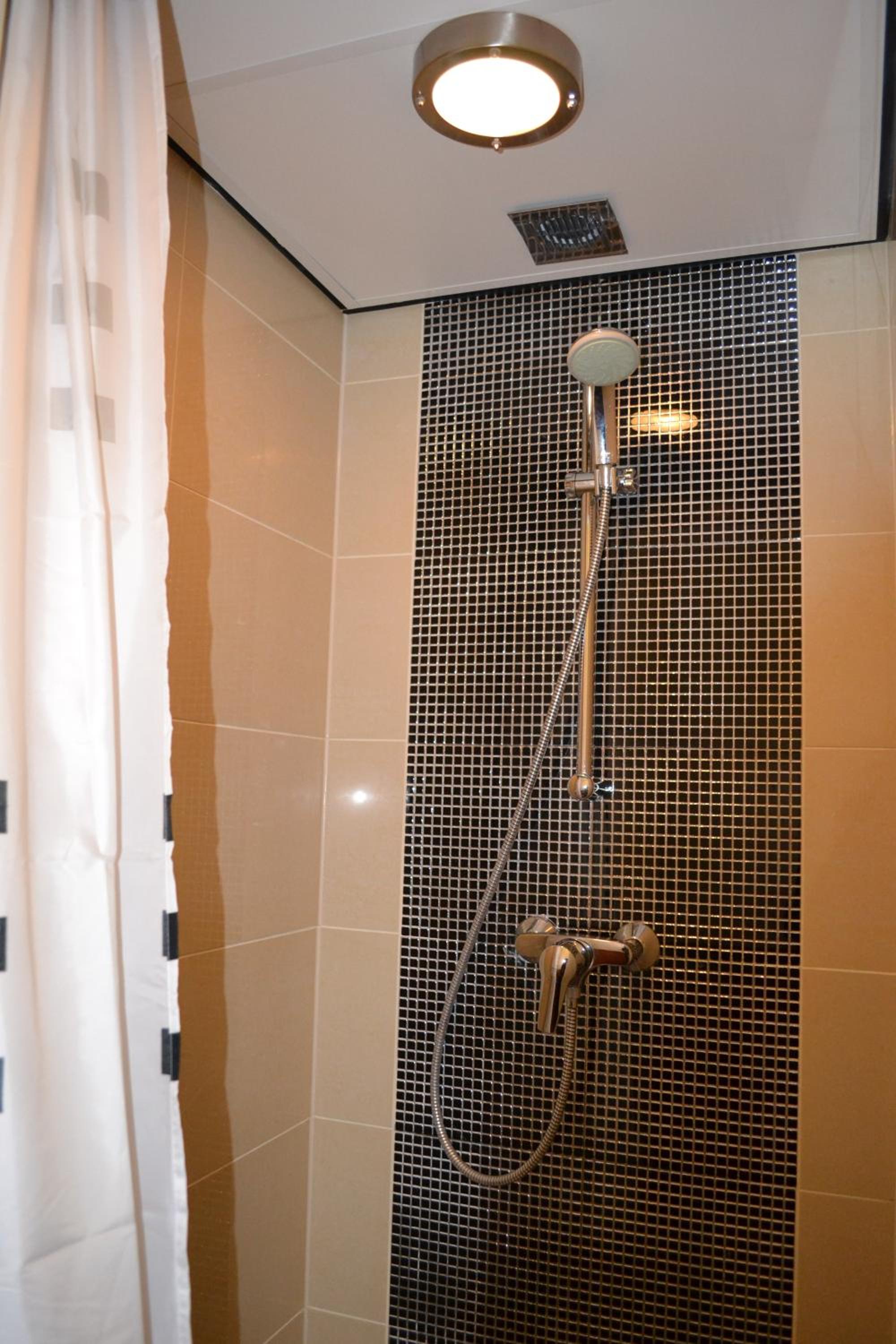 Double Room with Shared Bathroom photo 2