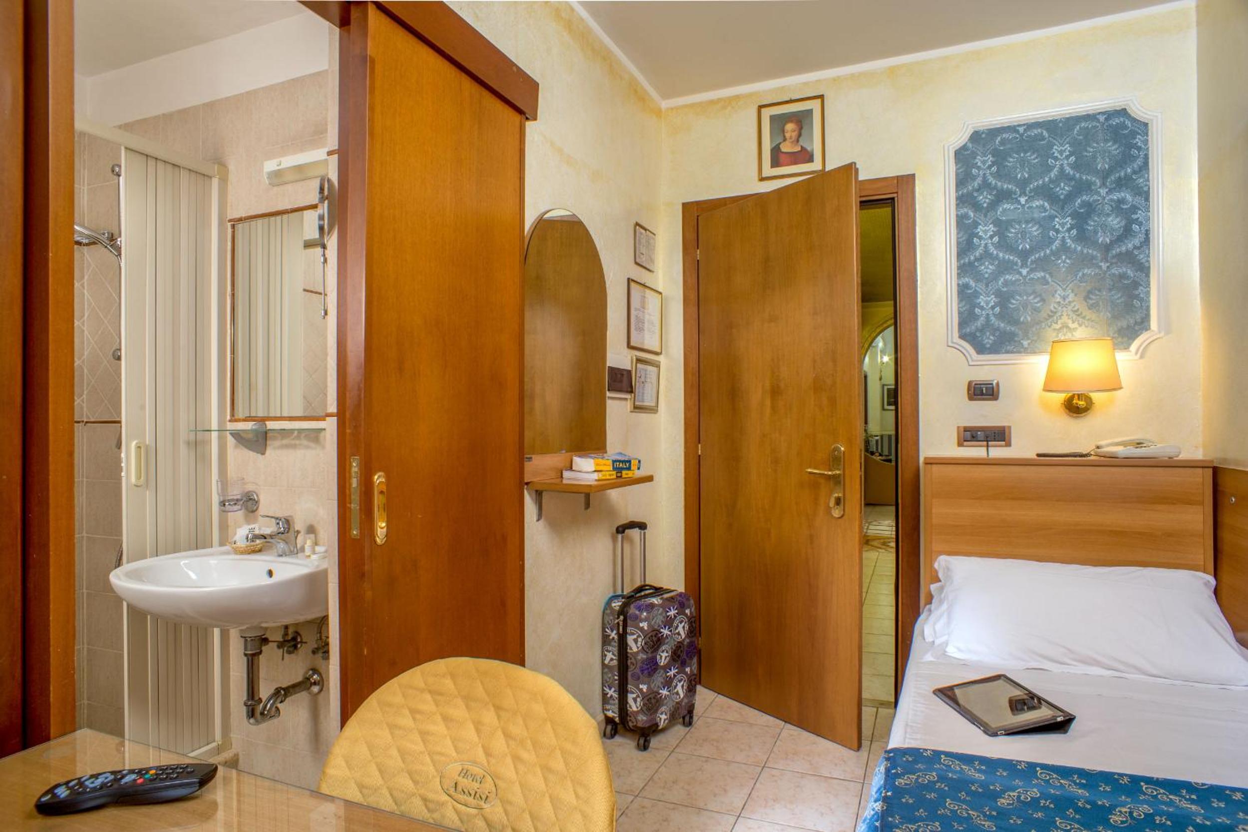 Single Room thumbnail 5