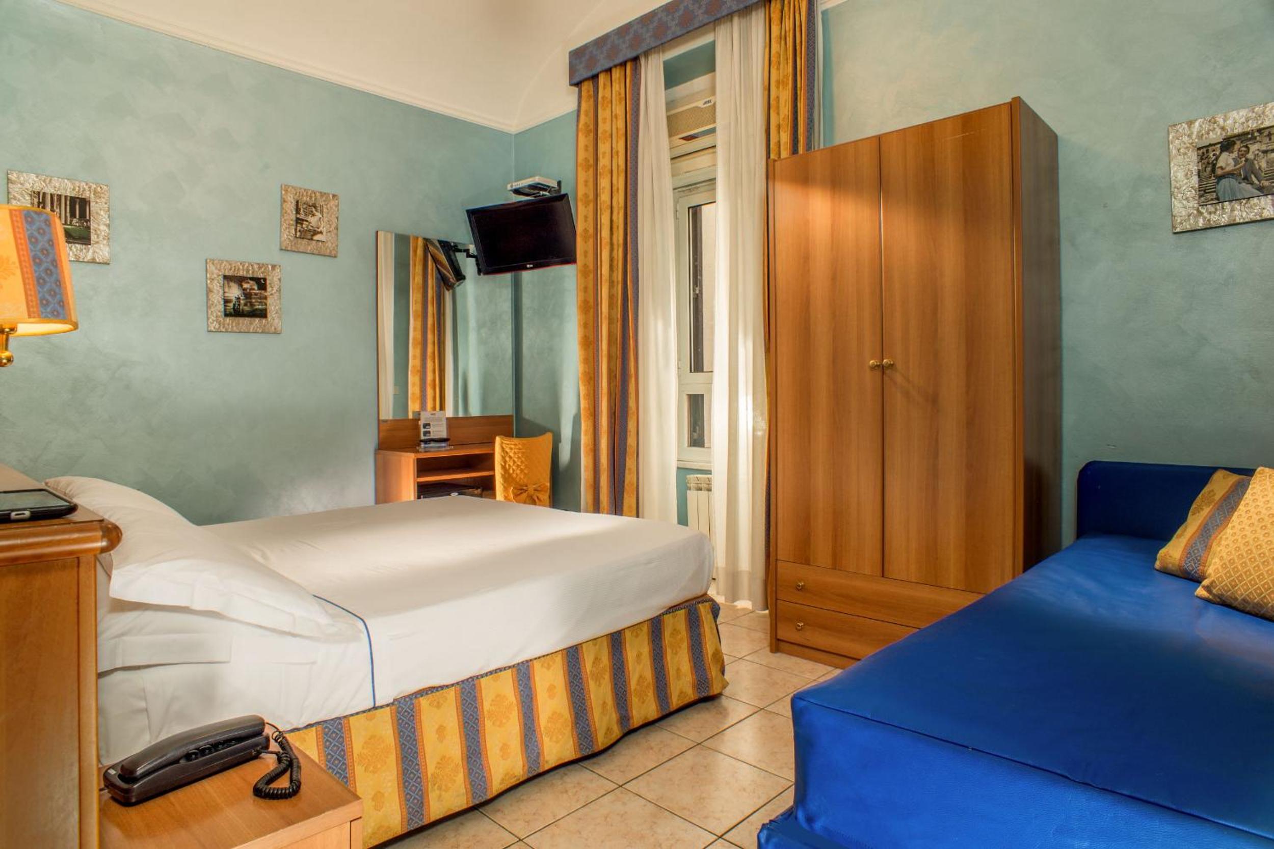 Triple Room thumbnail 6